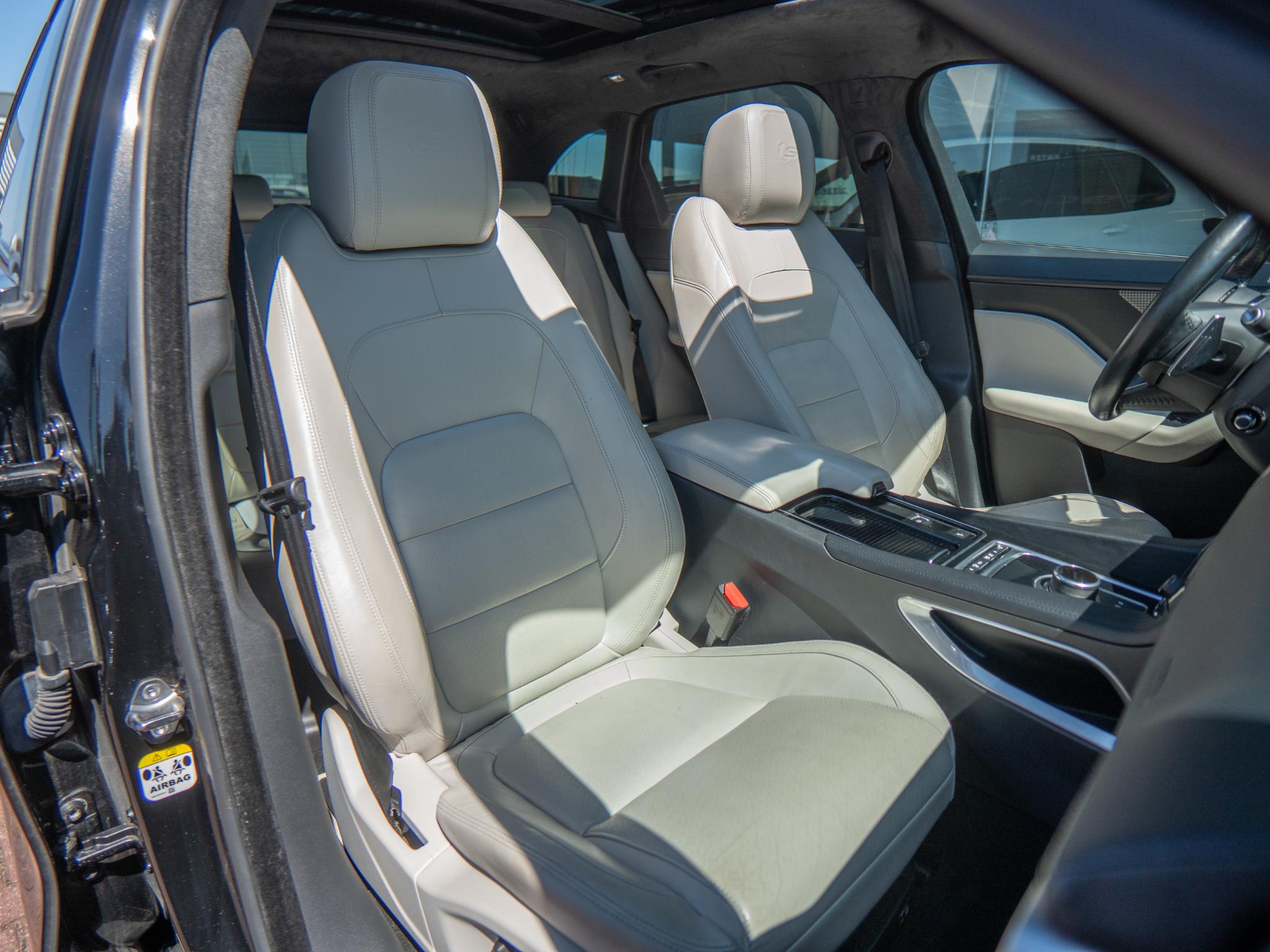 Foto van Jaguar Jaguar F-pace