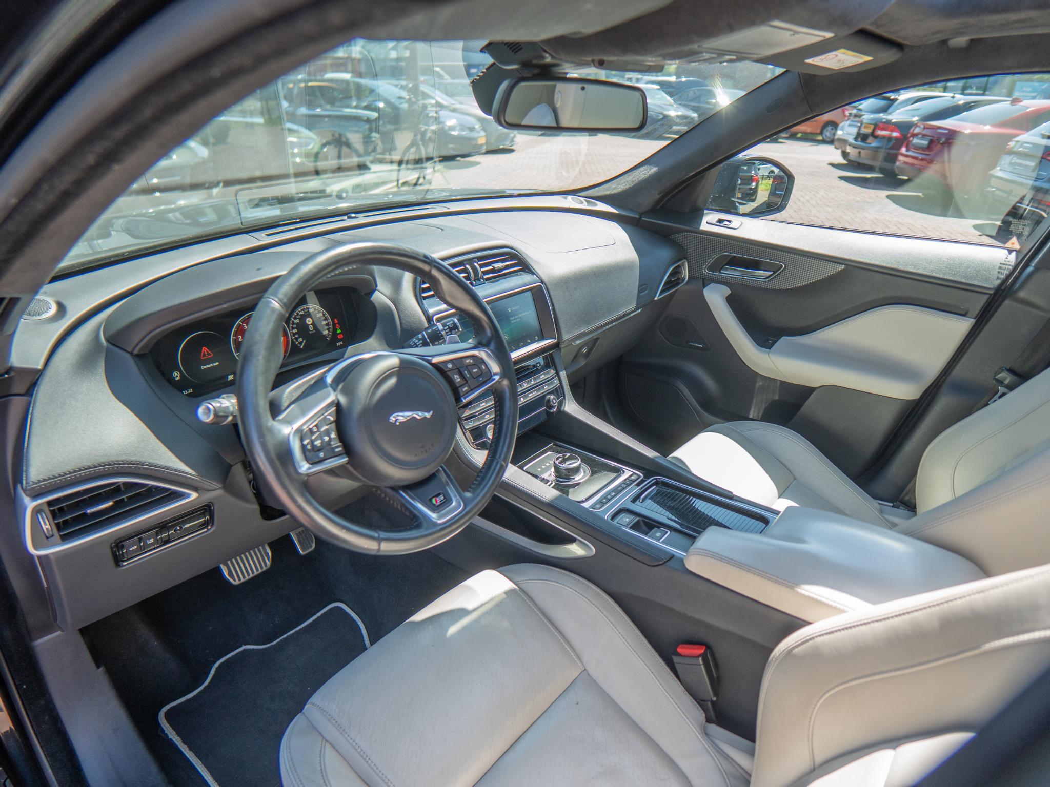 Foto van Jaguar Jaguar F-pace