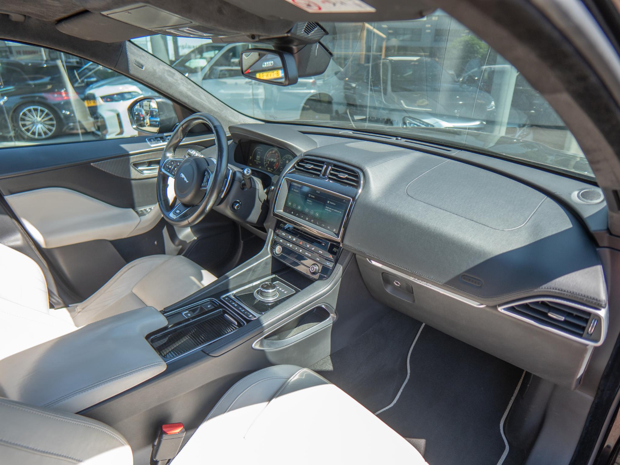 Foto van Jaguar Jaguar F-pace