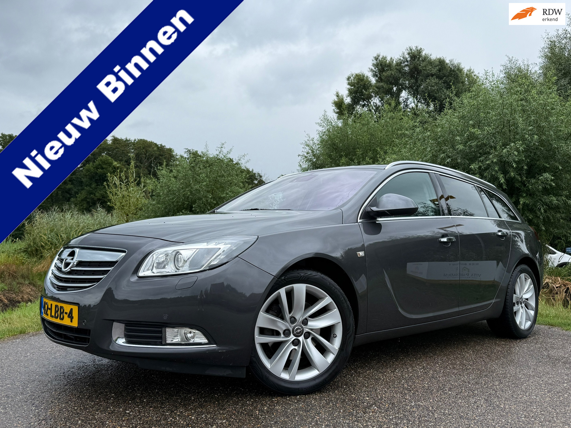 Opel Insignia Sports Tourer 1.6 T Cosmo | Navi | H-Leder | 18" Velgen | Clima | Stoelverwarming | Trekhaak | PDC | Cruise | Xenon 2010 - voorkant
