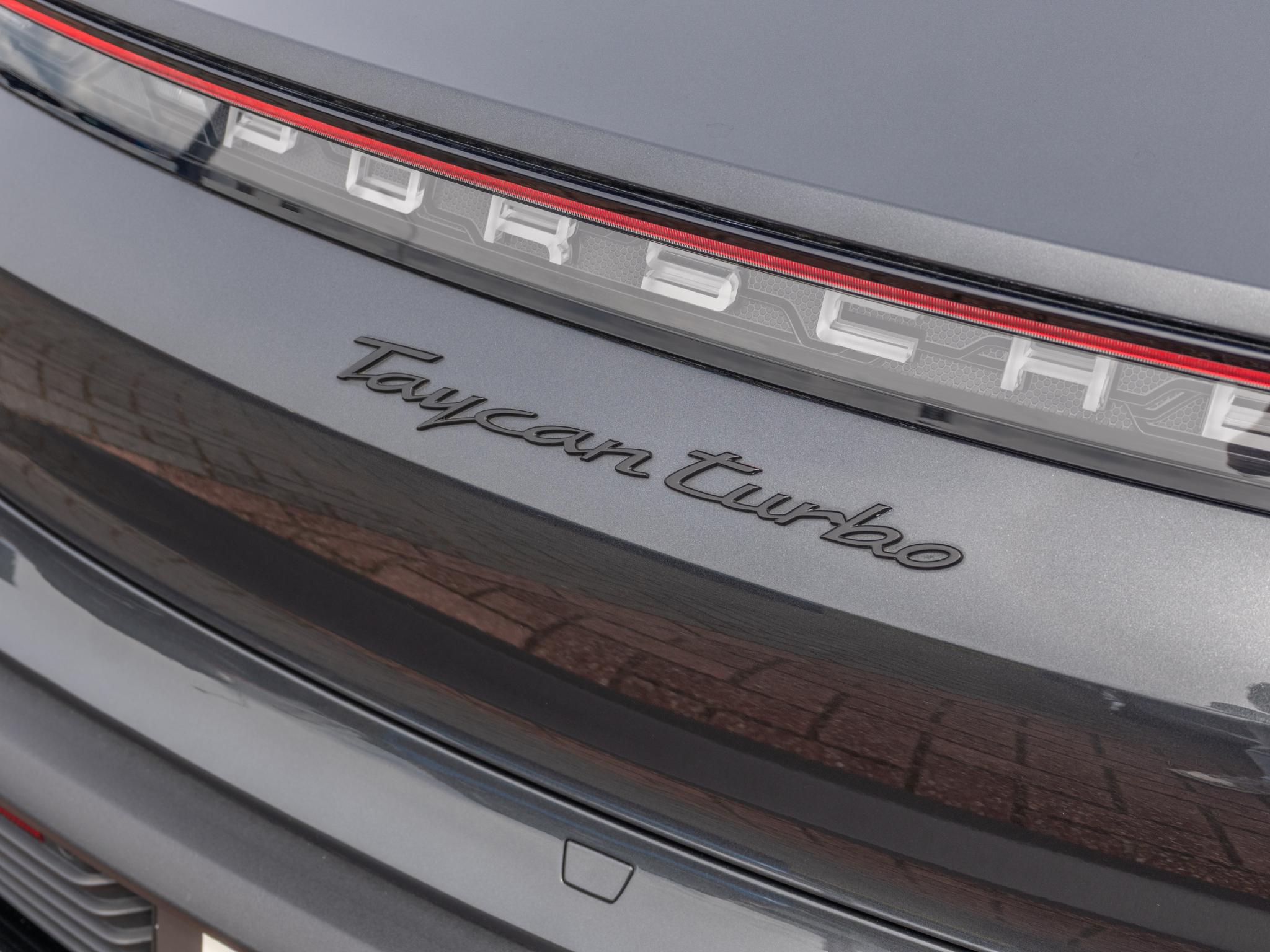 Foto van Porsche Taycan Turbo
