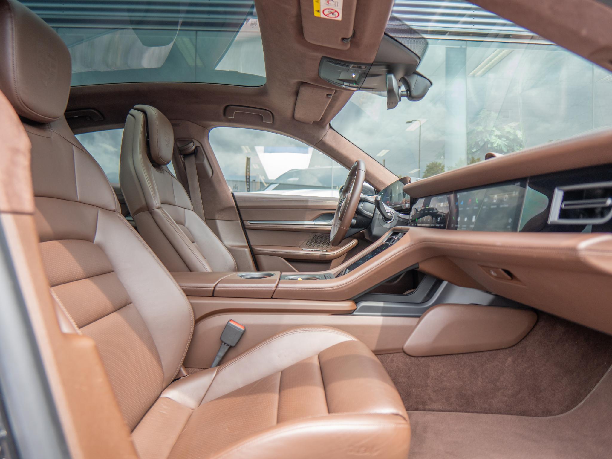 Foto van Porsche Taycan Turbo