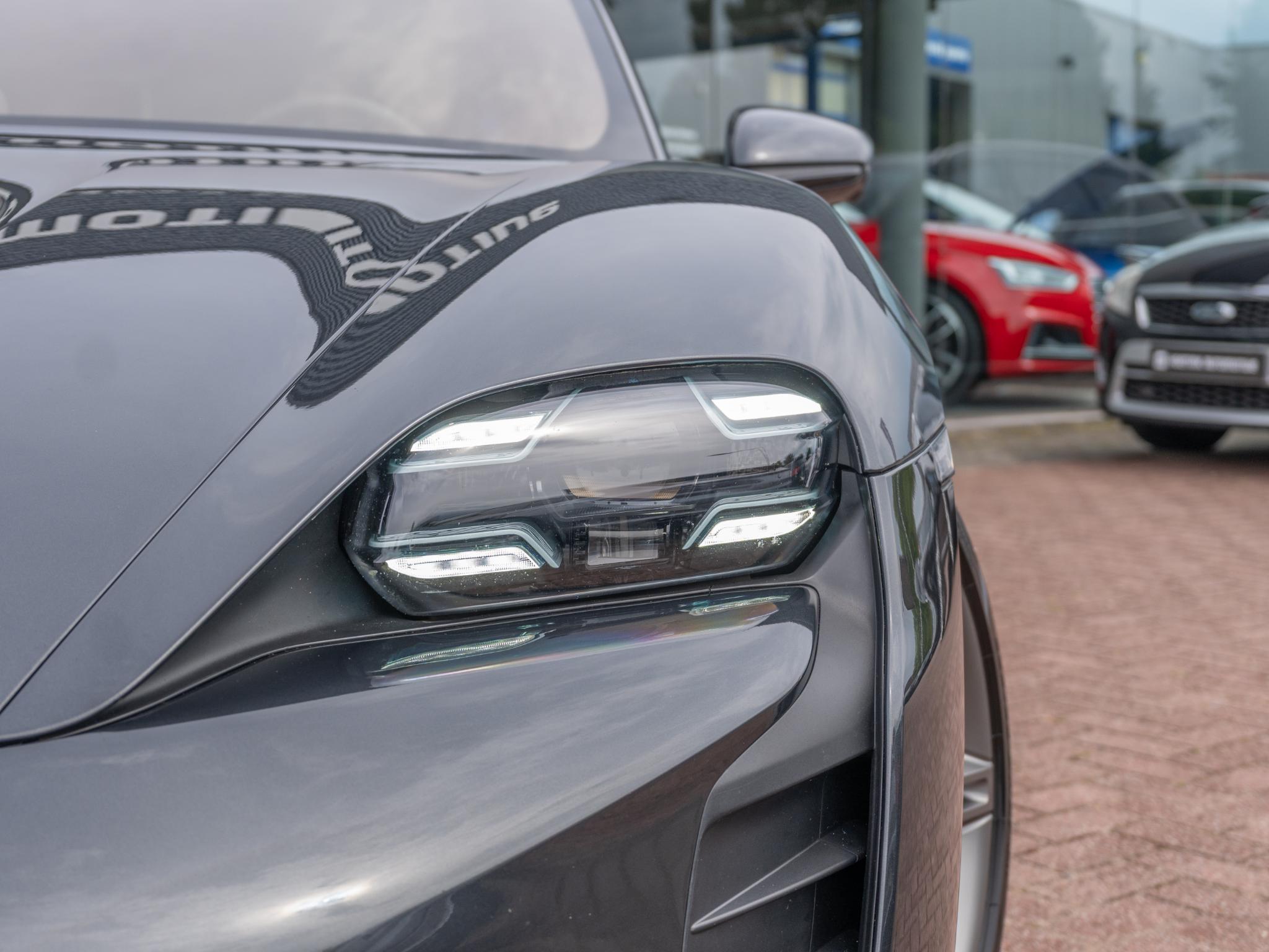 Foto van Porsche Taycan Turbo