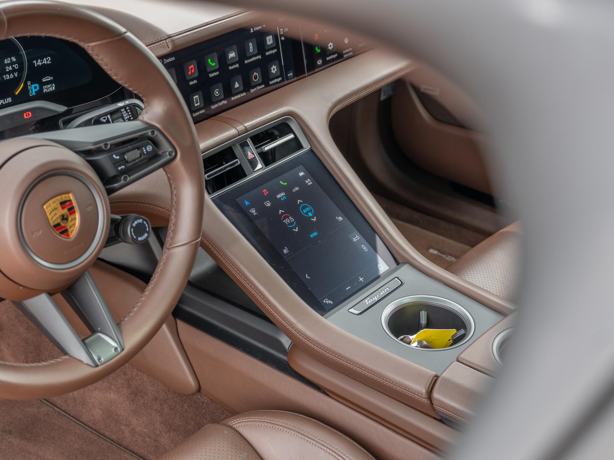 Foto van Porsche Taycan Turbo