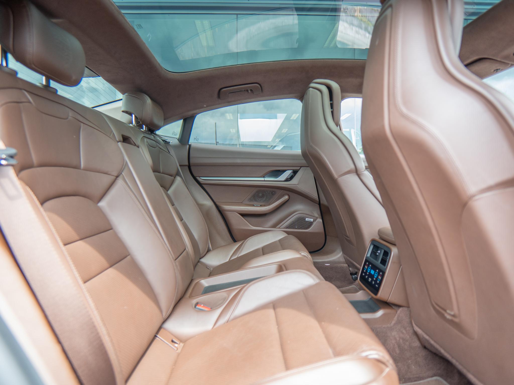 Foto van Porsche Taycan Turbo