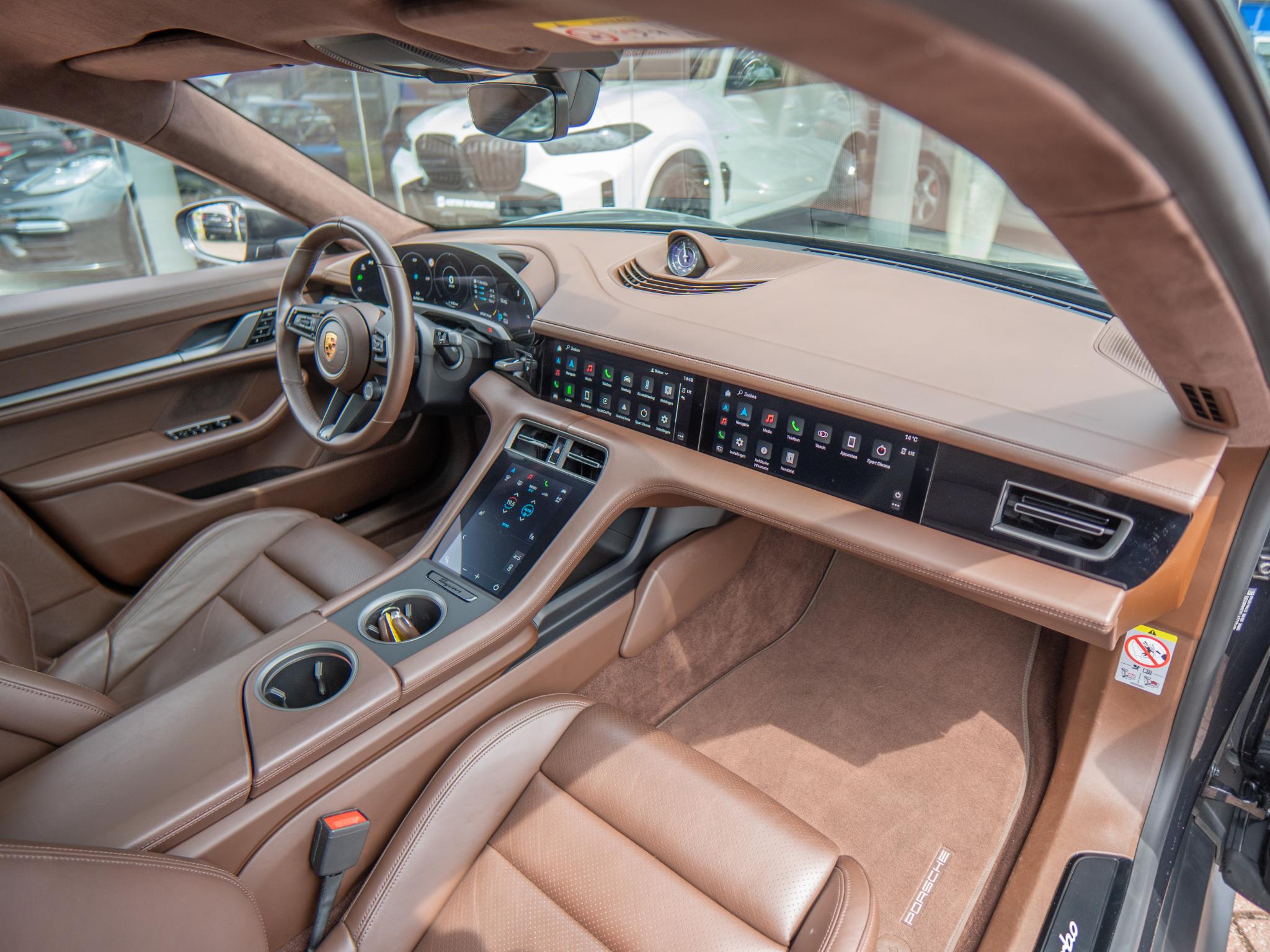 Foto van Porsche Taycan Turbo