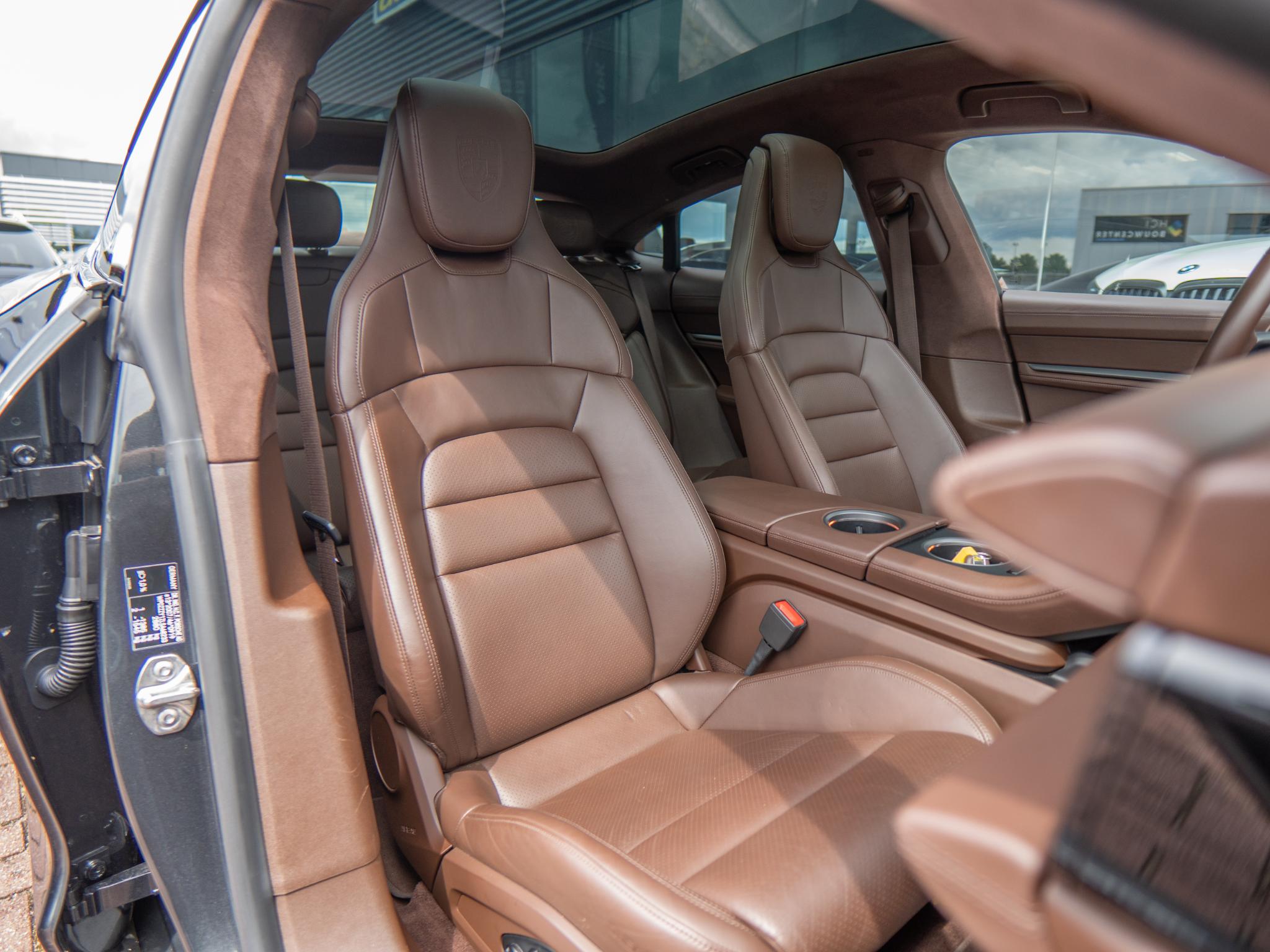 Foto van Porsche Taycan Turbo