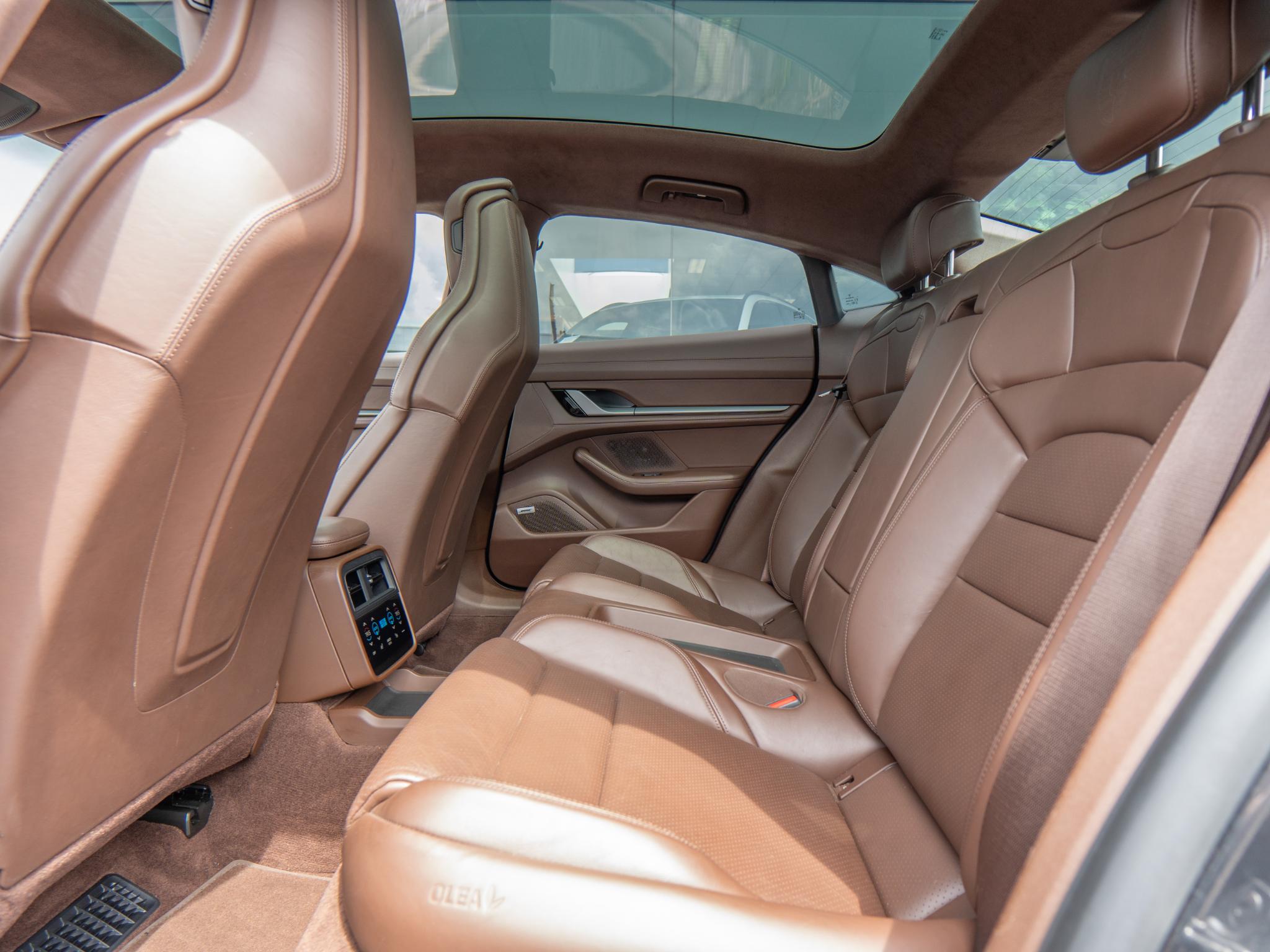 Foto van Porsche Taycan Turbo