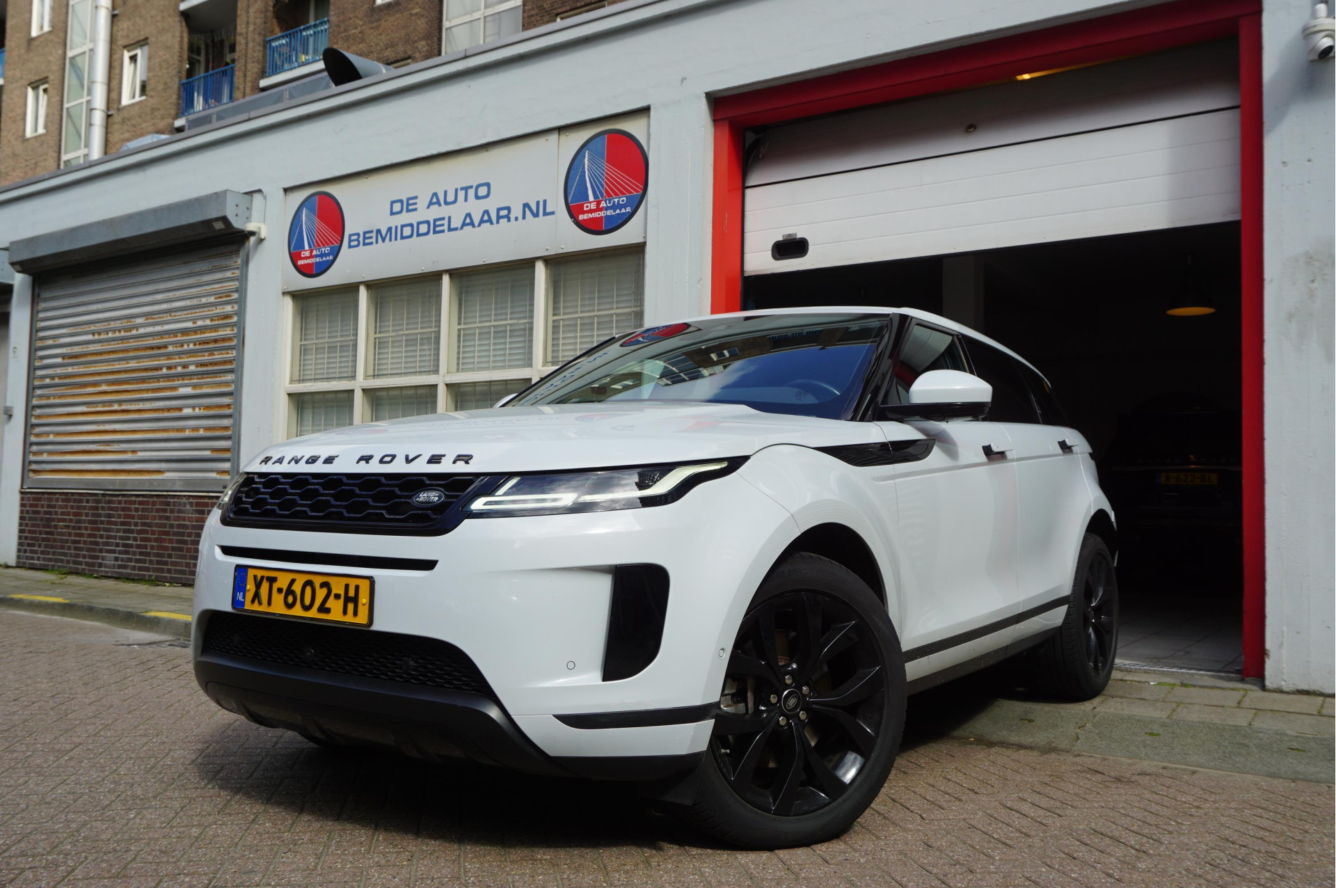 Land Rover Range Rover Evoque 2.0 D180 AWD R-Dynamic HSE | NAP | Pano | Meridian | Sfeerverlichting | Adaptive + Lane | 2019 - voorkant