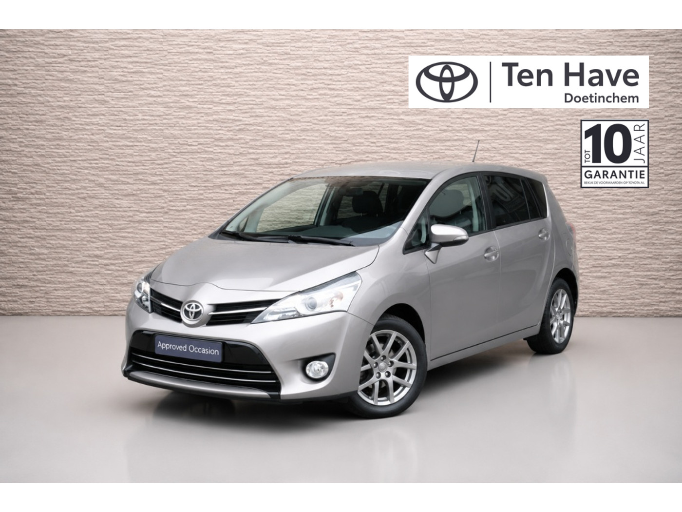 Toyota Toyota Verso 1.8 VVT-i Business | 17” lichtmetalen velgen | in hoogte verstelbare passagiersstoel | Full Map navigatiesysteem Toyota Touch® 2 with Go** | regensensor | 2014 - voorkant