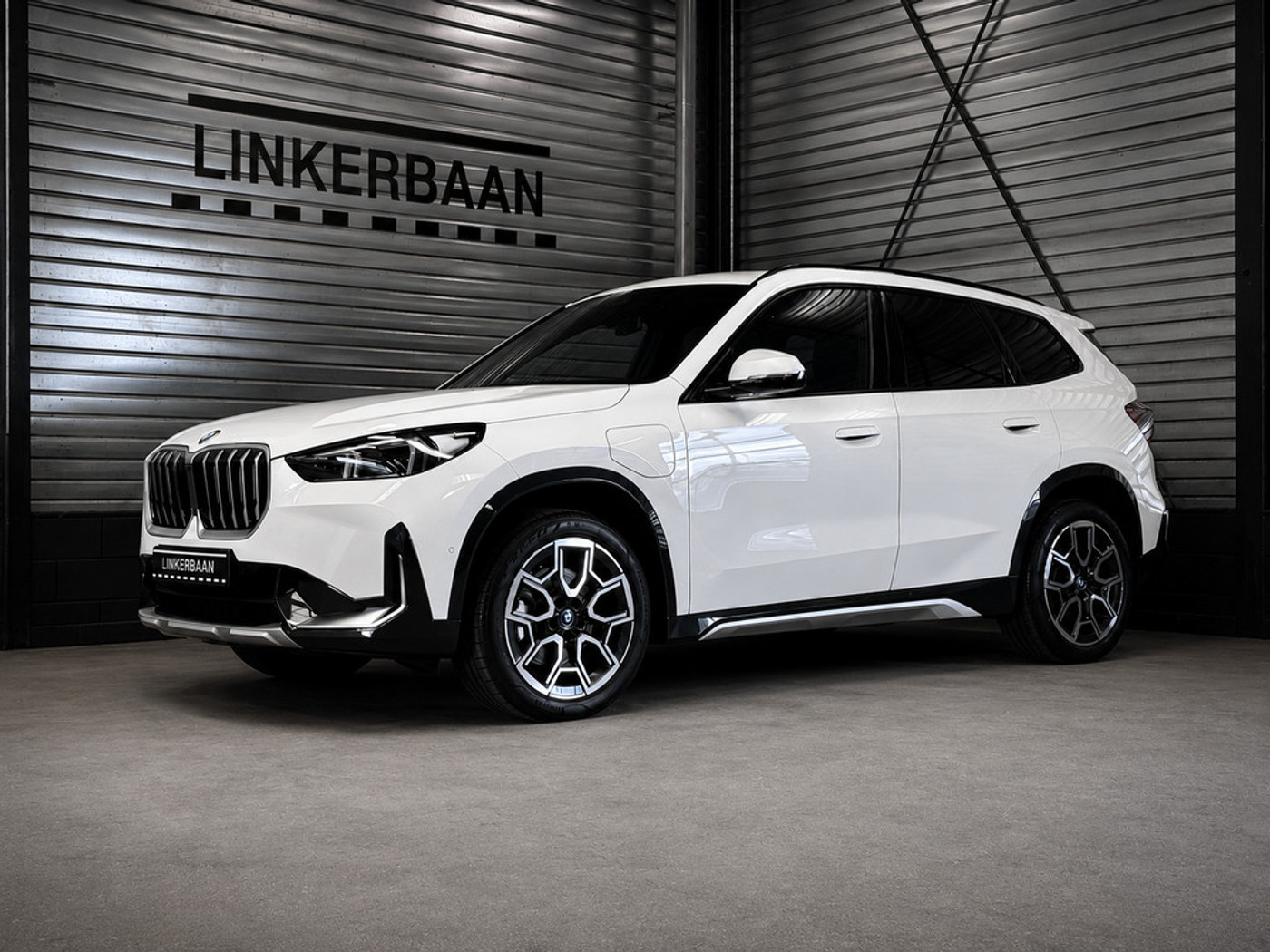BMW X1 Xdrive25e xDrive25e Hybride | SOH 94% | Panodak | H&K | X Line | 19 inch | NL auto | 2024 - voorkant