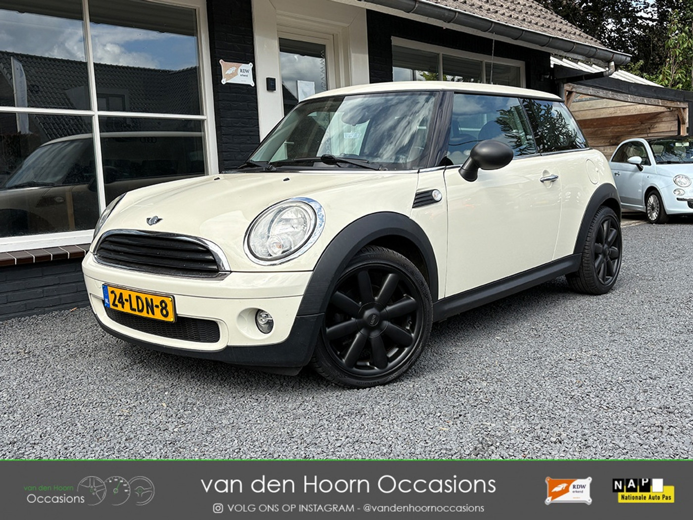 Mini One 1.4 AIRCO | CRUISE | NAP | 161000 KM | LM VELGEN 2010 - voorkant