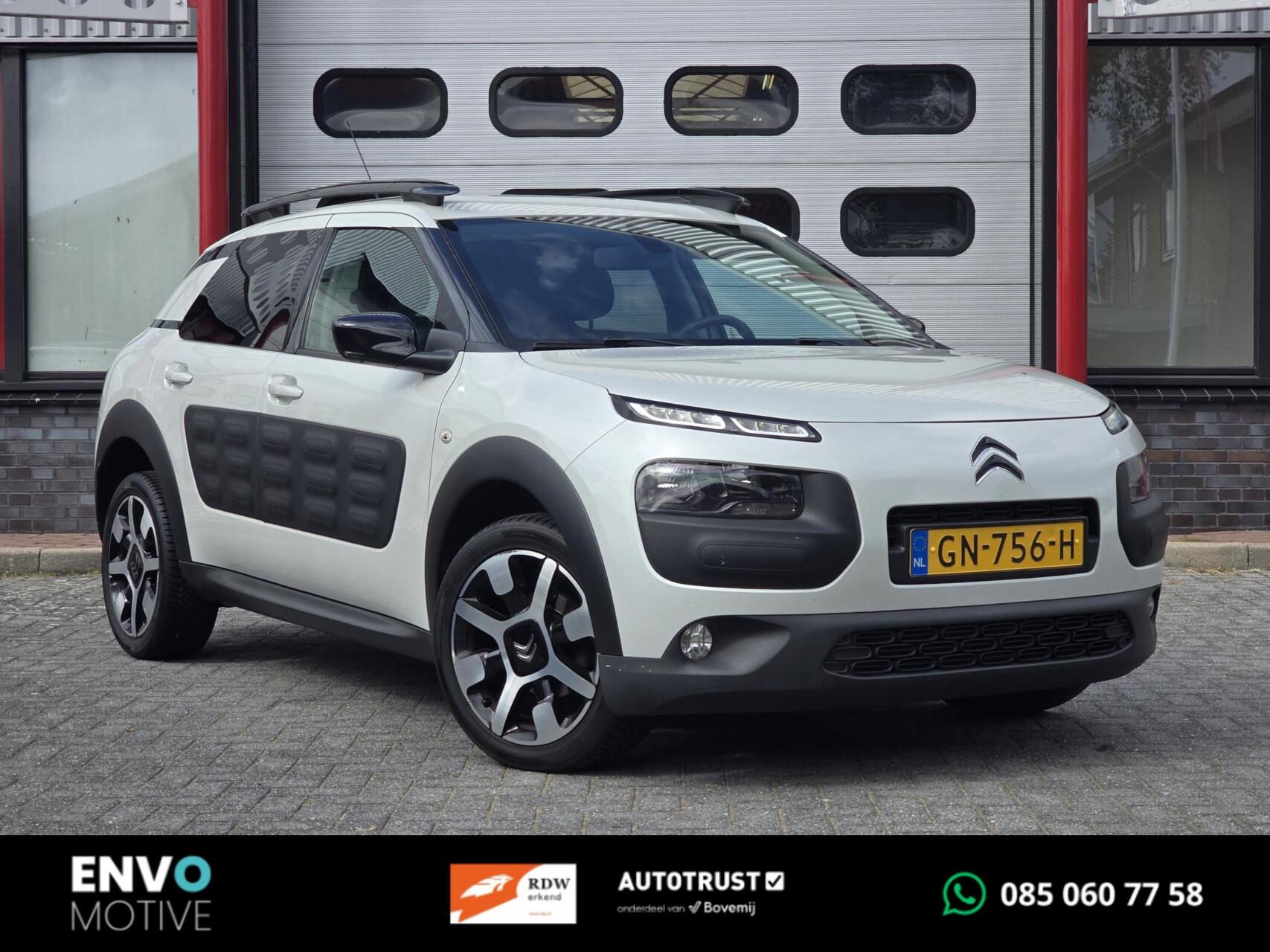 Citroen C4 Cactus 1.2 PureTech Shine Navi/Clima/Camera/LMV 2015 - voorkant