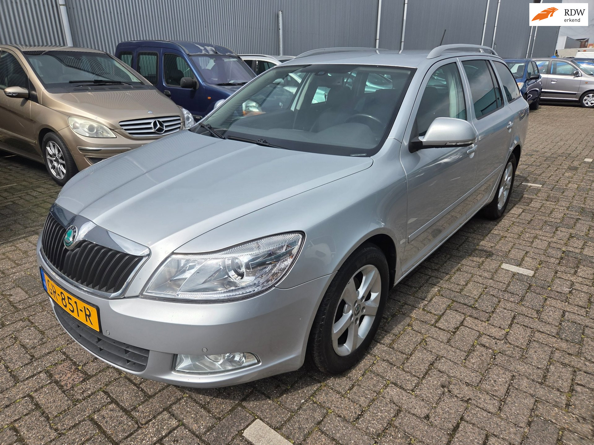 Skoda Octavia 1.6 TDI Greentech Elegance Business Line Leer stoelen 2011 - voorkant