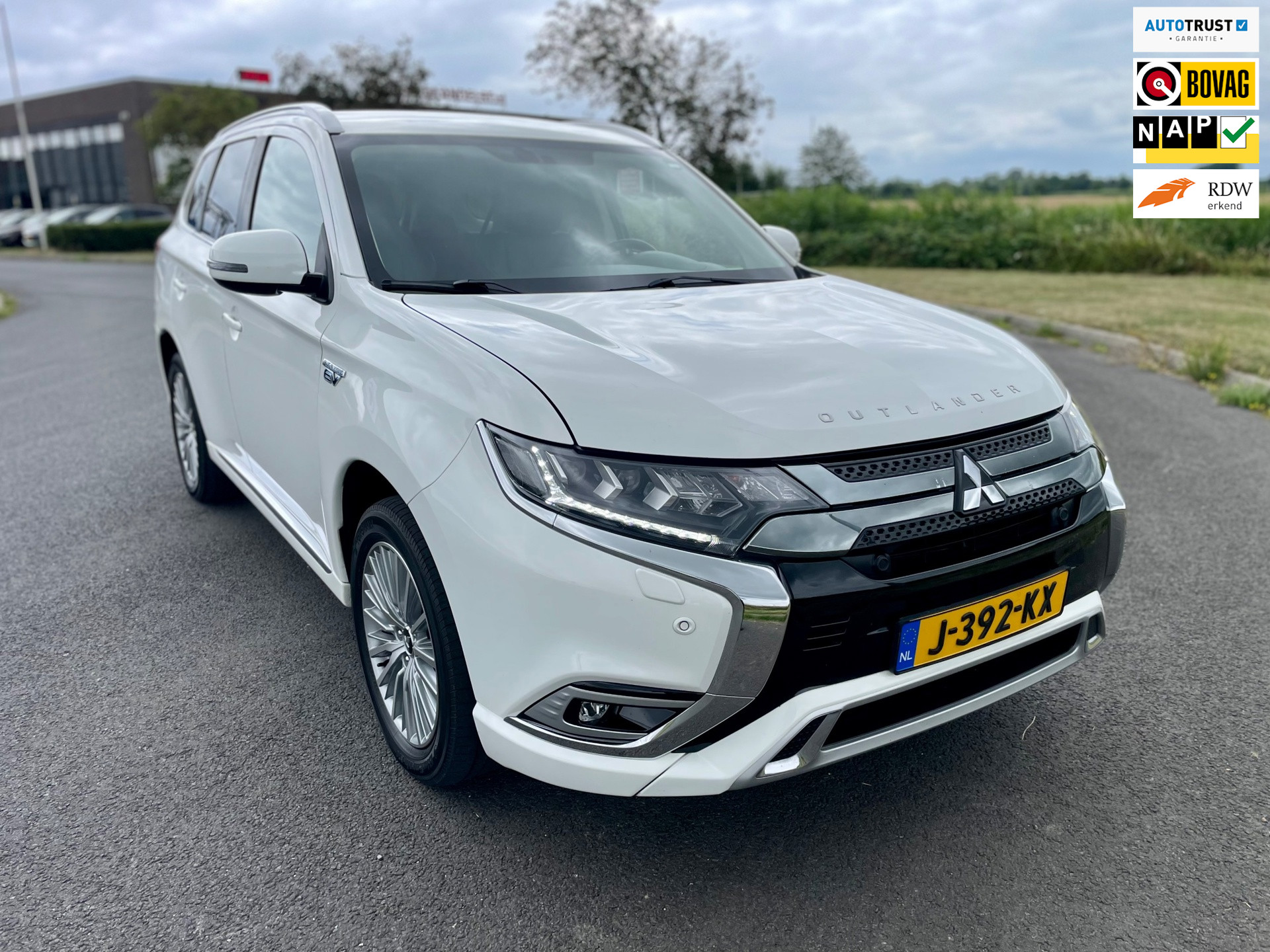 Mitsubishi Outlander 2.4 PHEV Intense, Aut, Cam, Stoelverw, Carplay, Cruise, Keyless, 1e eig afk, Geen import, Nap, Dealer oh! 2020 - voorkant