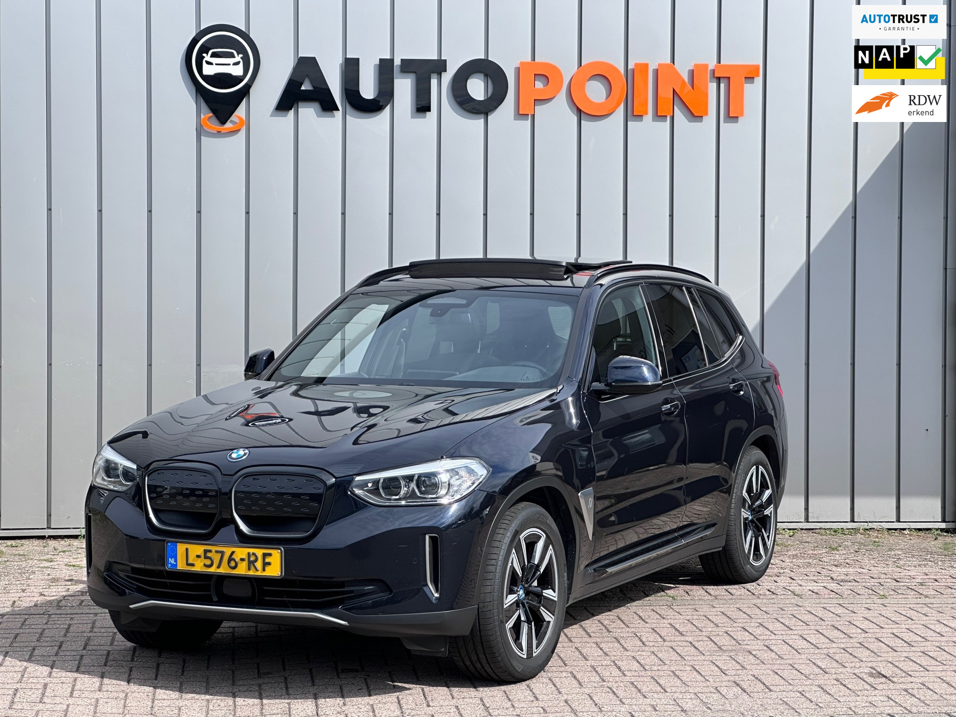 BMW Ix3 Executive 80 kWh  SOH 96% 3 Fase [ Panorama Navi Apple / Andr 2021 - voorkant