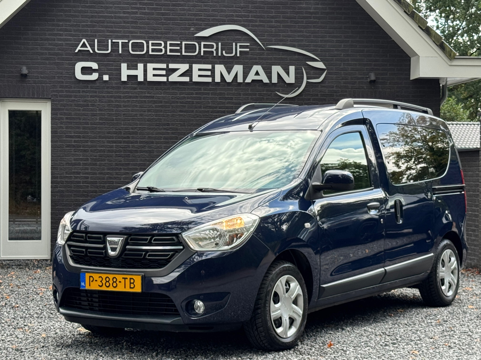 Dacia Dokker 1.6 SCe NavigatieSysteem Airco Trekhaak 105DKM Dakrails RUIMTE 2017 - voorkant