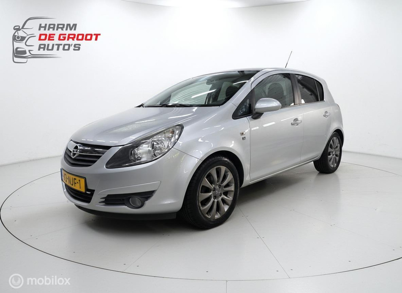 Opel Corsa 1.2-16V '111' Edition 2010 - voorkant