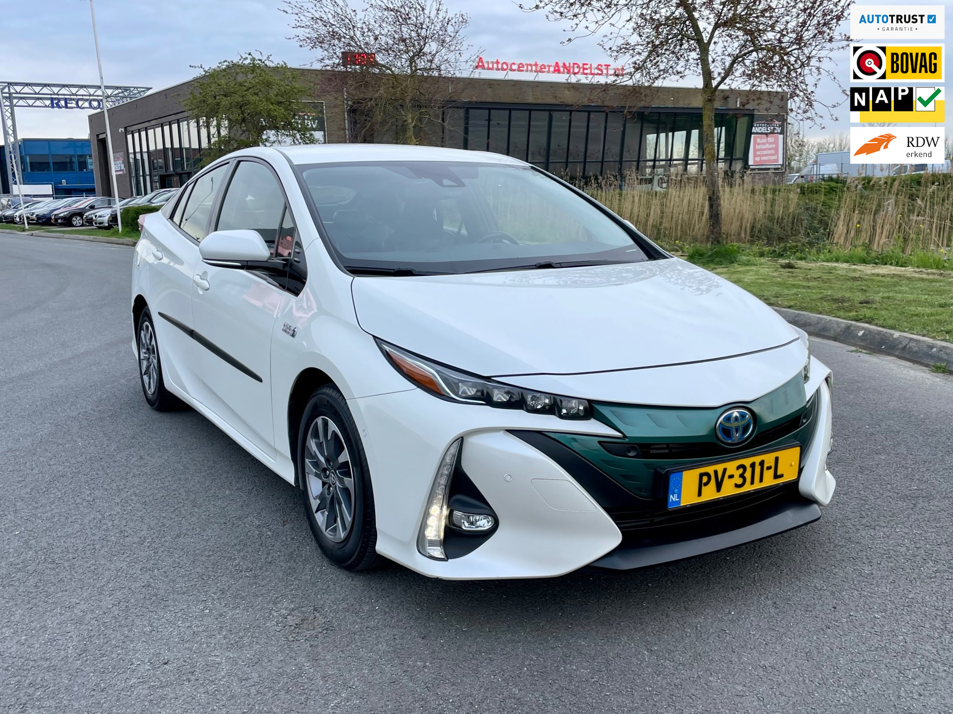 Toyota Toyota Prius PHV 1.8 Plug-in Business Plus, Aut, Acc, Cam, Keyless, Pdc, Navi, HU display, Stoelvrw, JBL, Geen import, Nap, Dealer oh! 2018 - voorkant