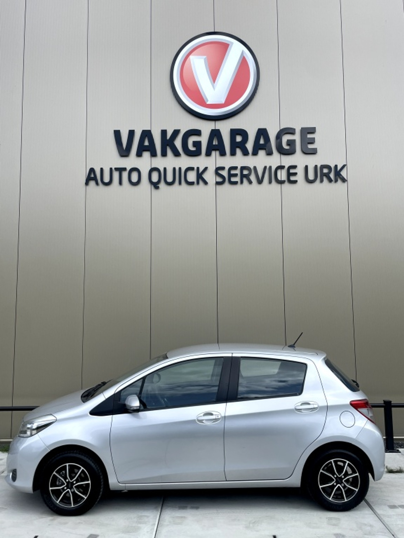 Toyota Toyota Yaris 1.0 VVT-i Aspiration 2011 - voorkant