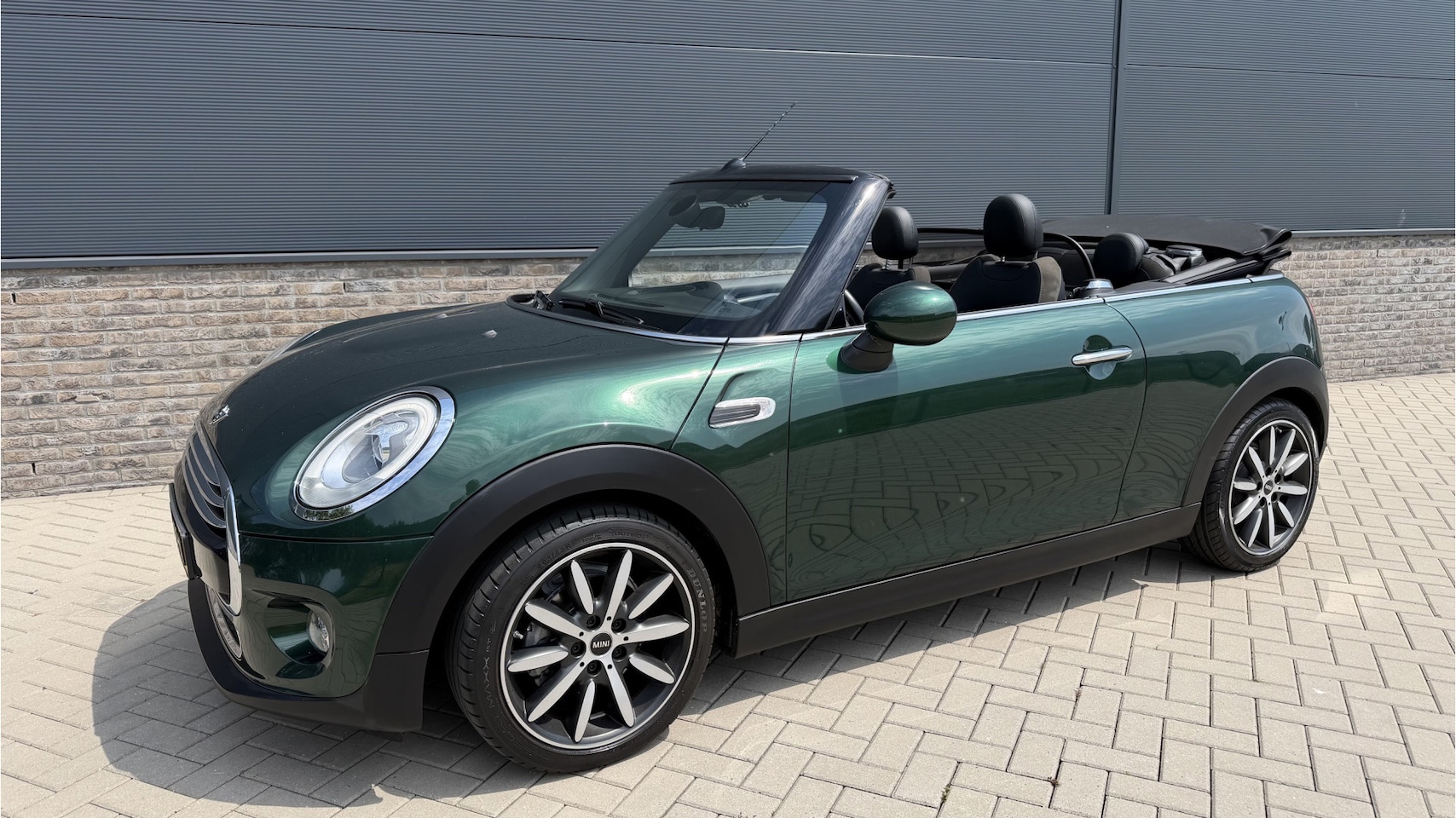 Mini Mini Cabrio 1.5 Cooper Chili Serious Business 2016 - voorkant