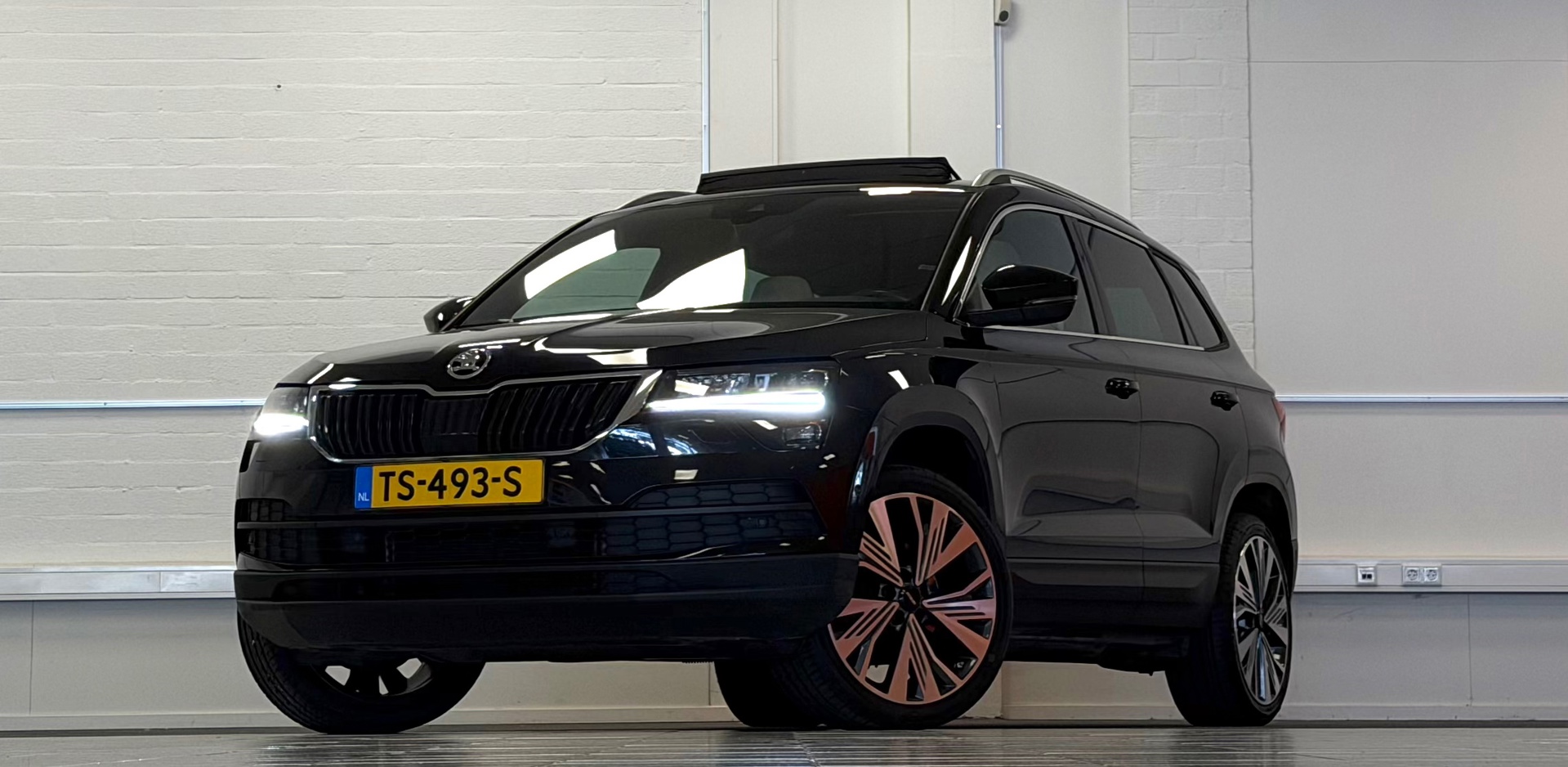 Skoda Karoq 1.5 TSI ACT Style Business Lerenbekleding Adaptieve cruise Trekhaak 2017 - voorkant