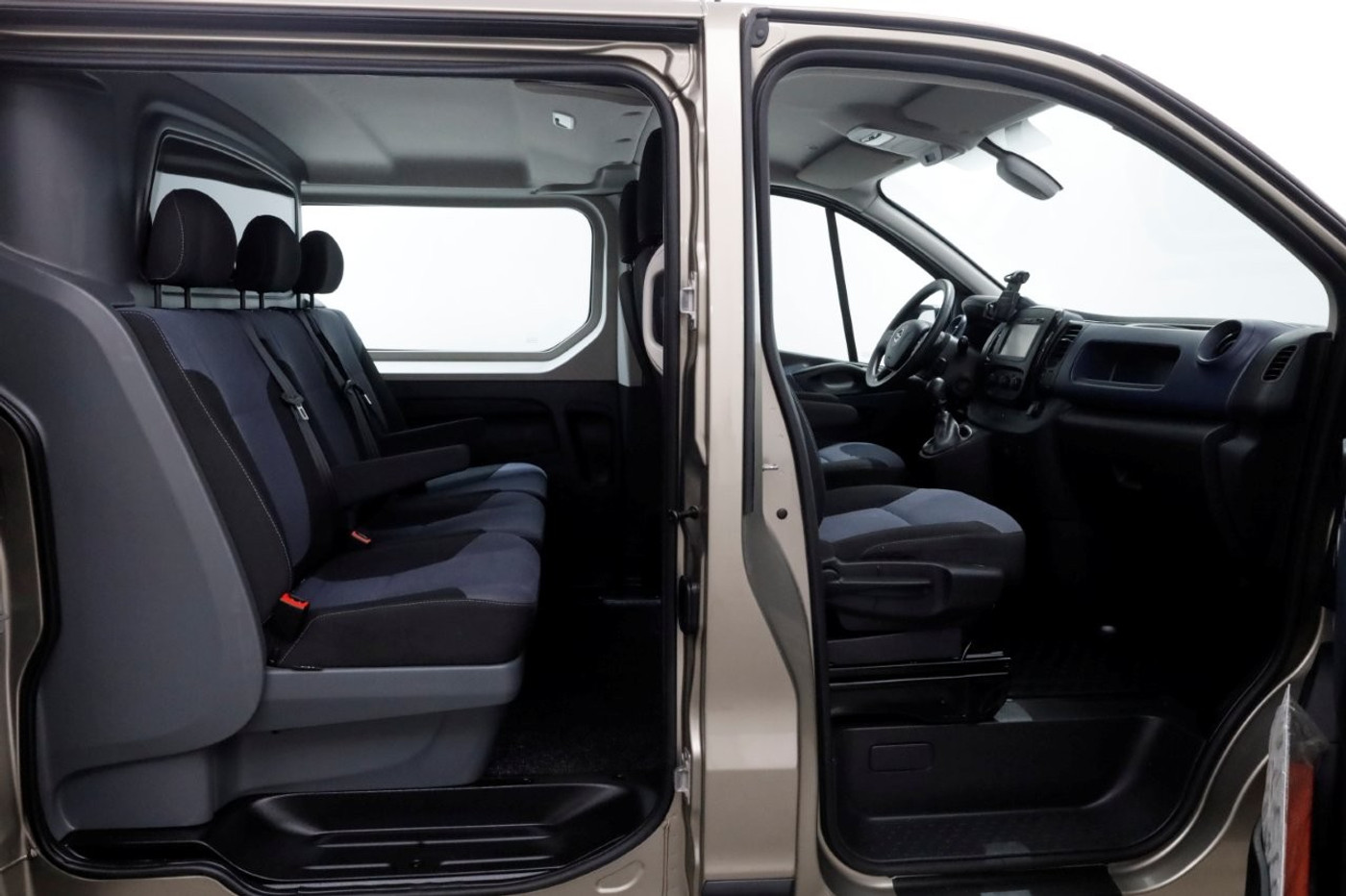 Foto van Opel Vivaro-b