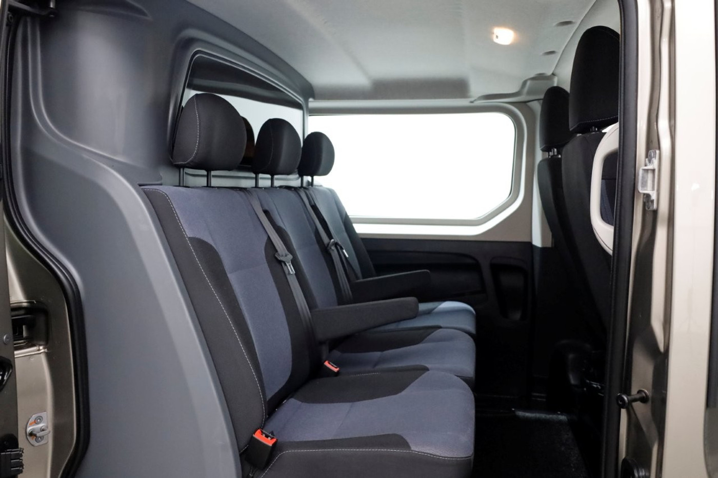 Foto van Opel Vivaro-b