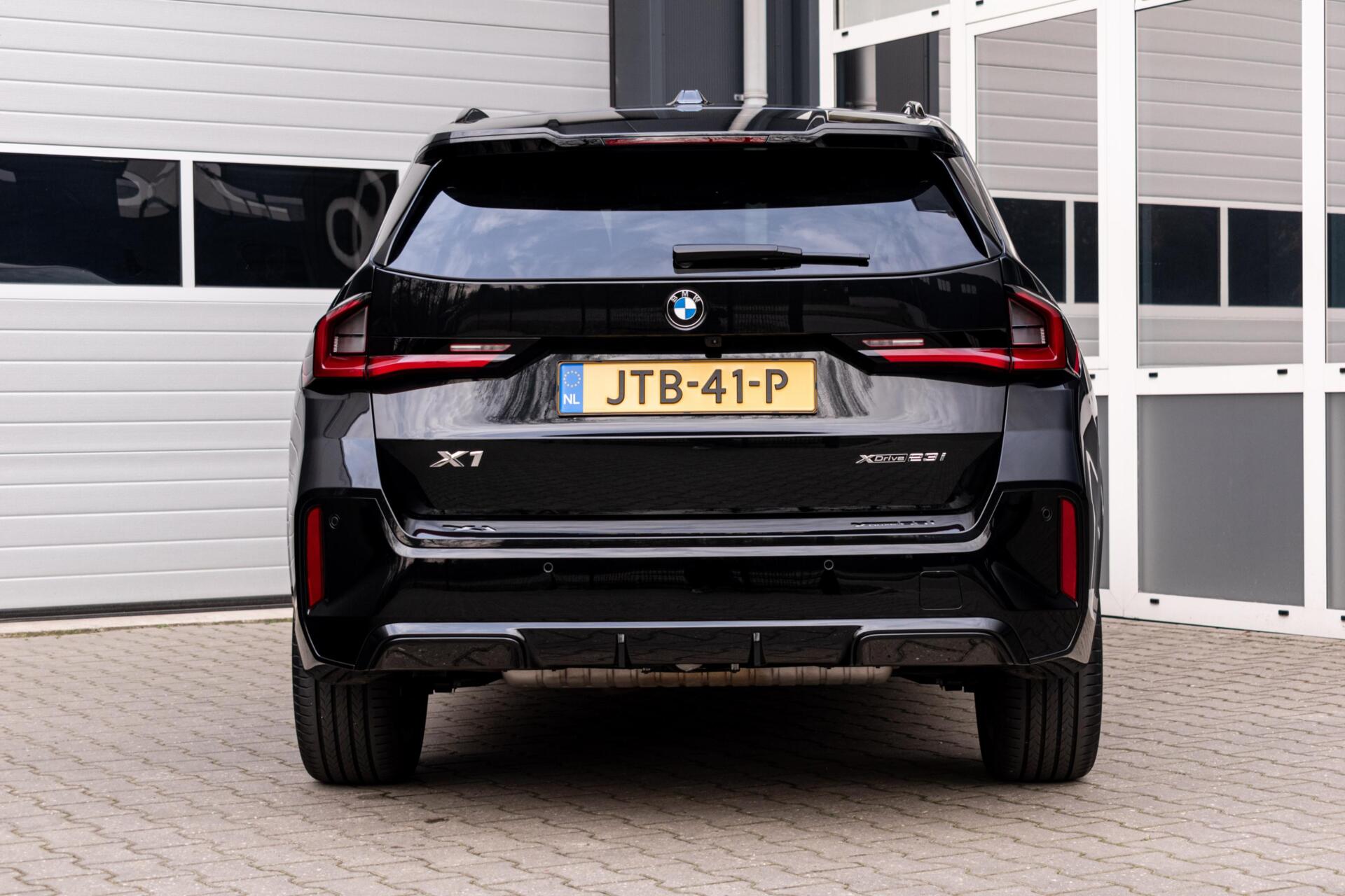 Foto van BMW X1 Xdrive23i