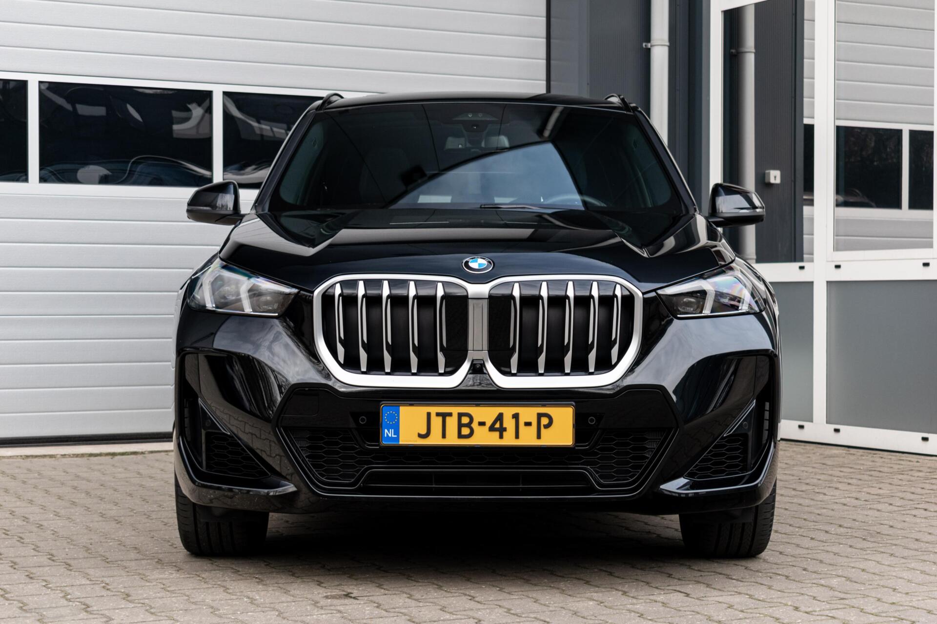 Foto van BMW X1 Xdrive23i