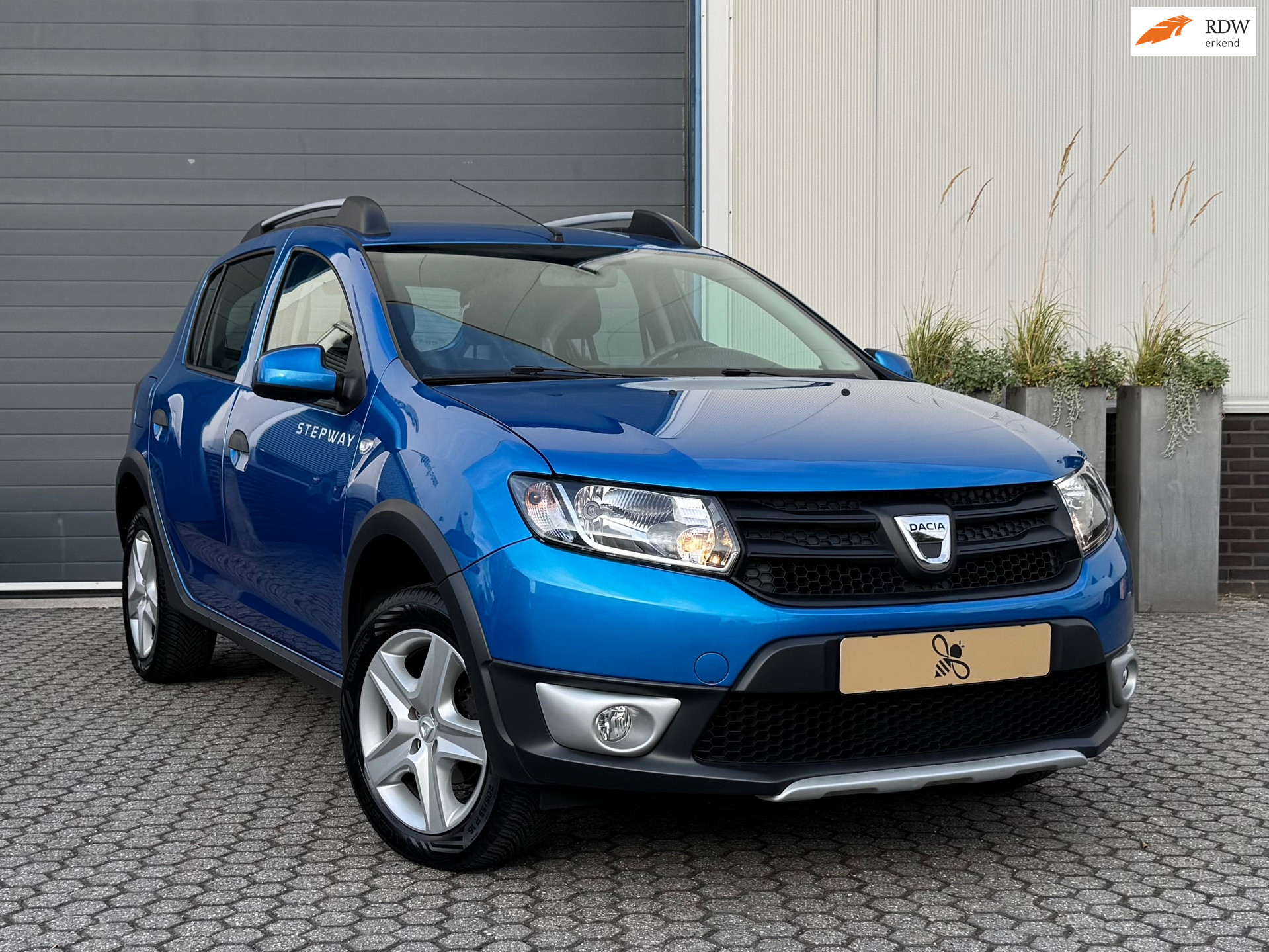 Dacia Sandero 0.9 TCe Stepway Lauréate | Navigatie | Trekhaak | Bluetooth | Airco | Allseason 2016 - voorkant