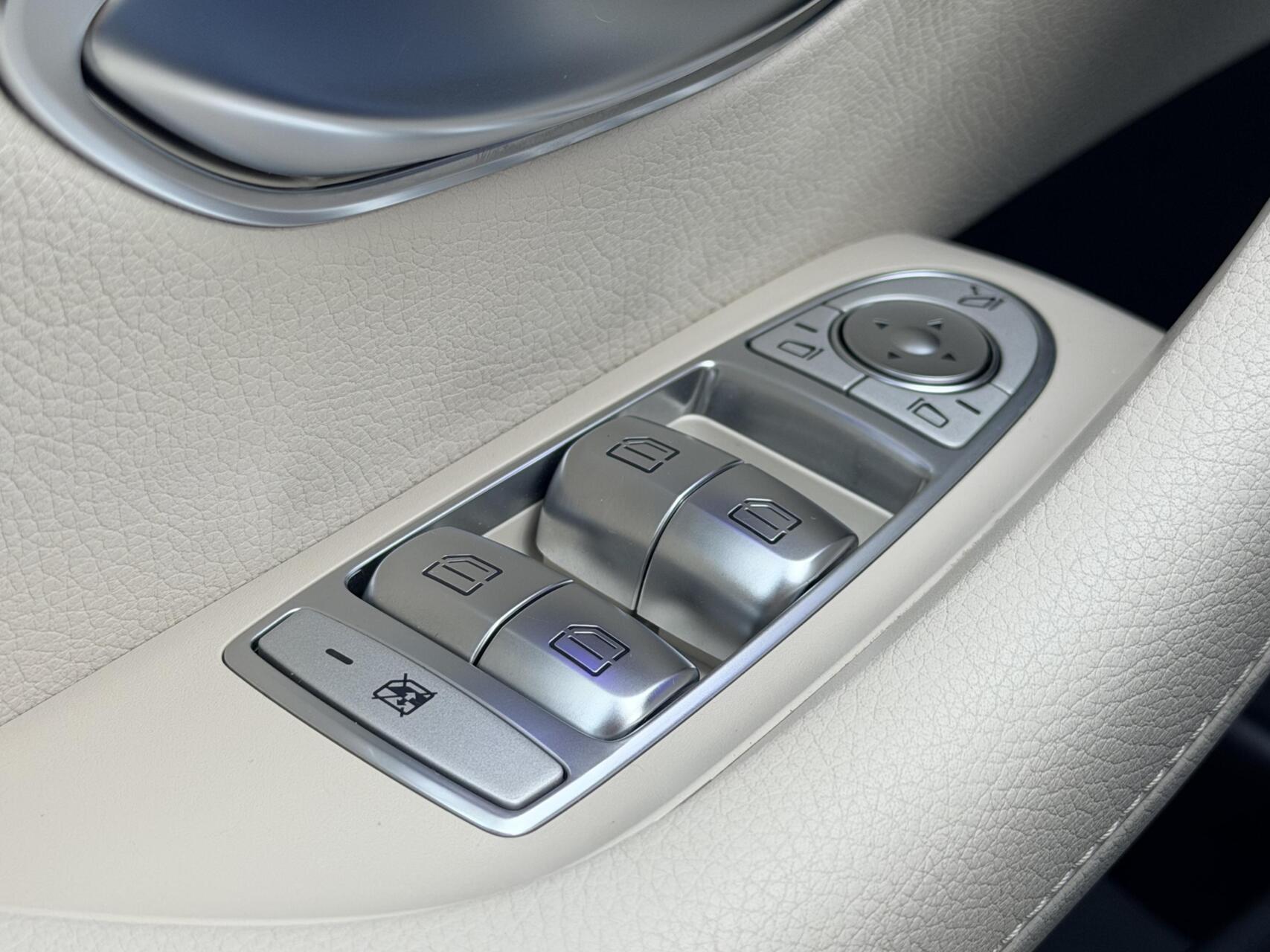 Foto van Mercedes-Benz E 300 E