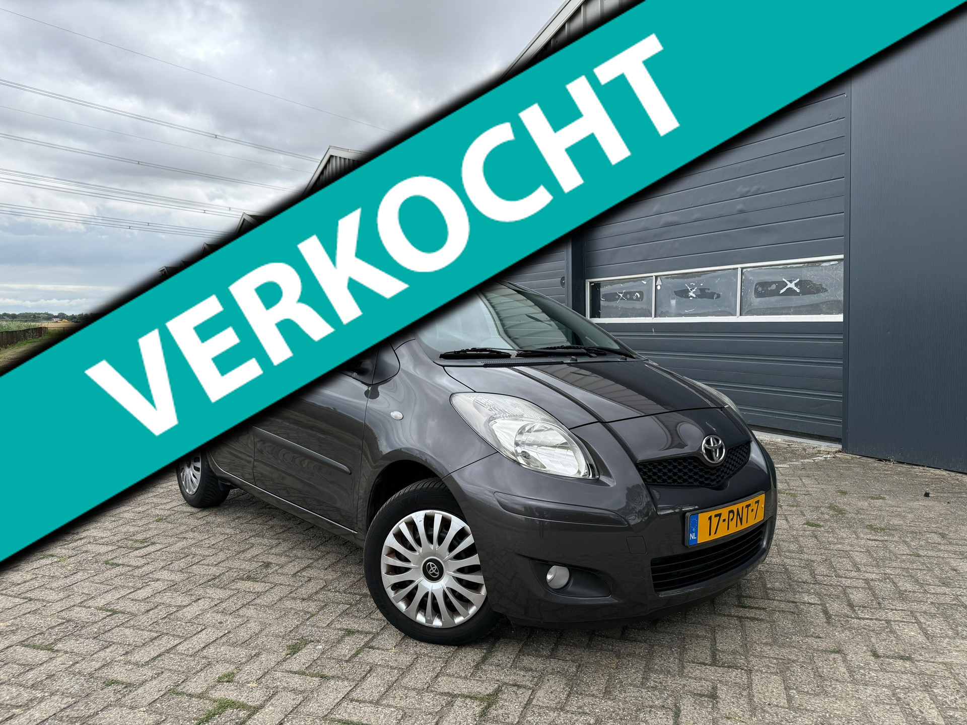 Toyota Toyota Yaris 1.3 VVTi Aspiration Parksensoren/DealerOH/6Bak 2011 - voorkant