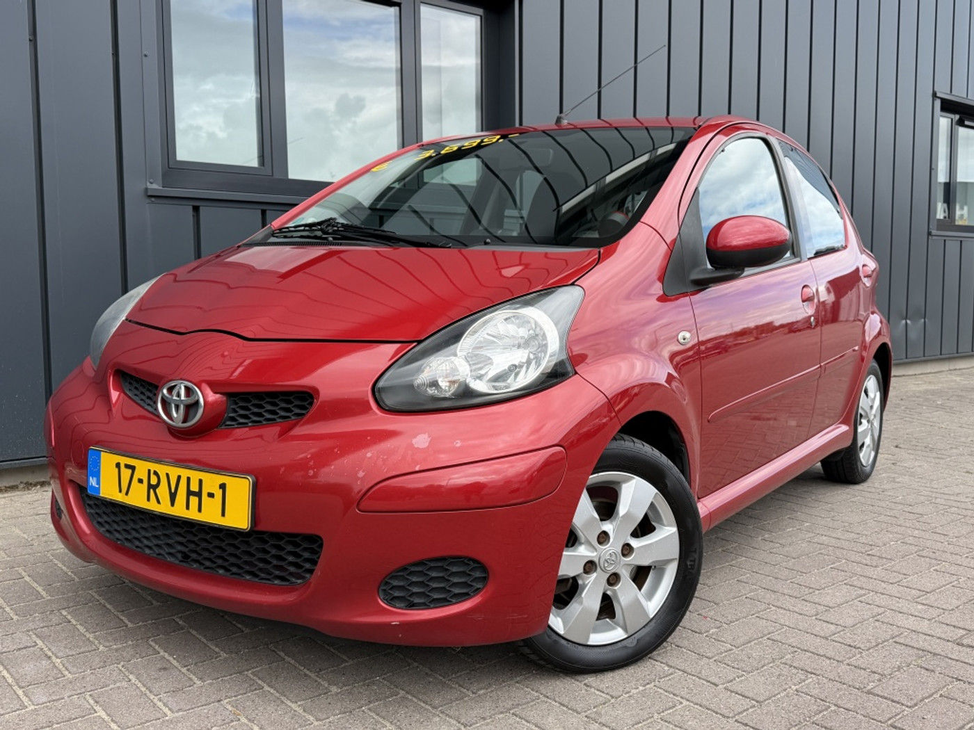 Toyota Toyota Aygo 1.0 Aspiration RED Navi*Leder Rijdt super! NAP 2011 - voorkant