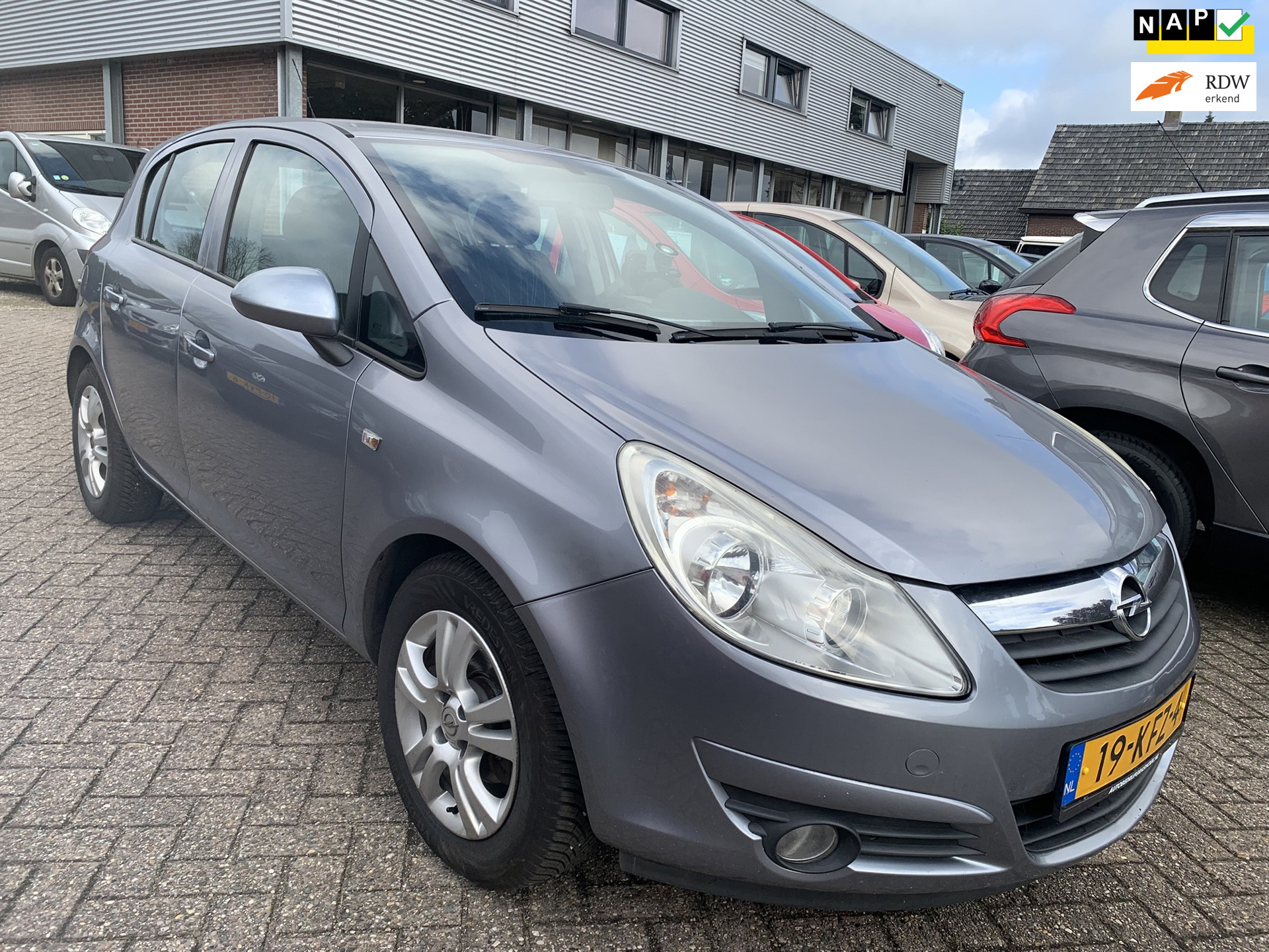 Opel Corsa 1.4-16V Enjoy 2009 € 2.250,- AIRCO-CRUISE- 1 JR. APK ZO MEE 2009 - voorkant