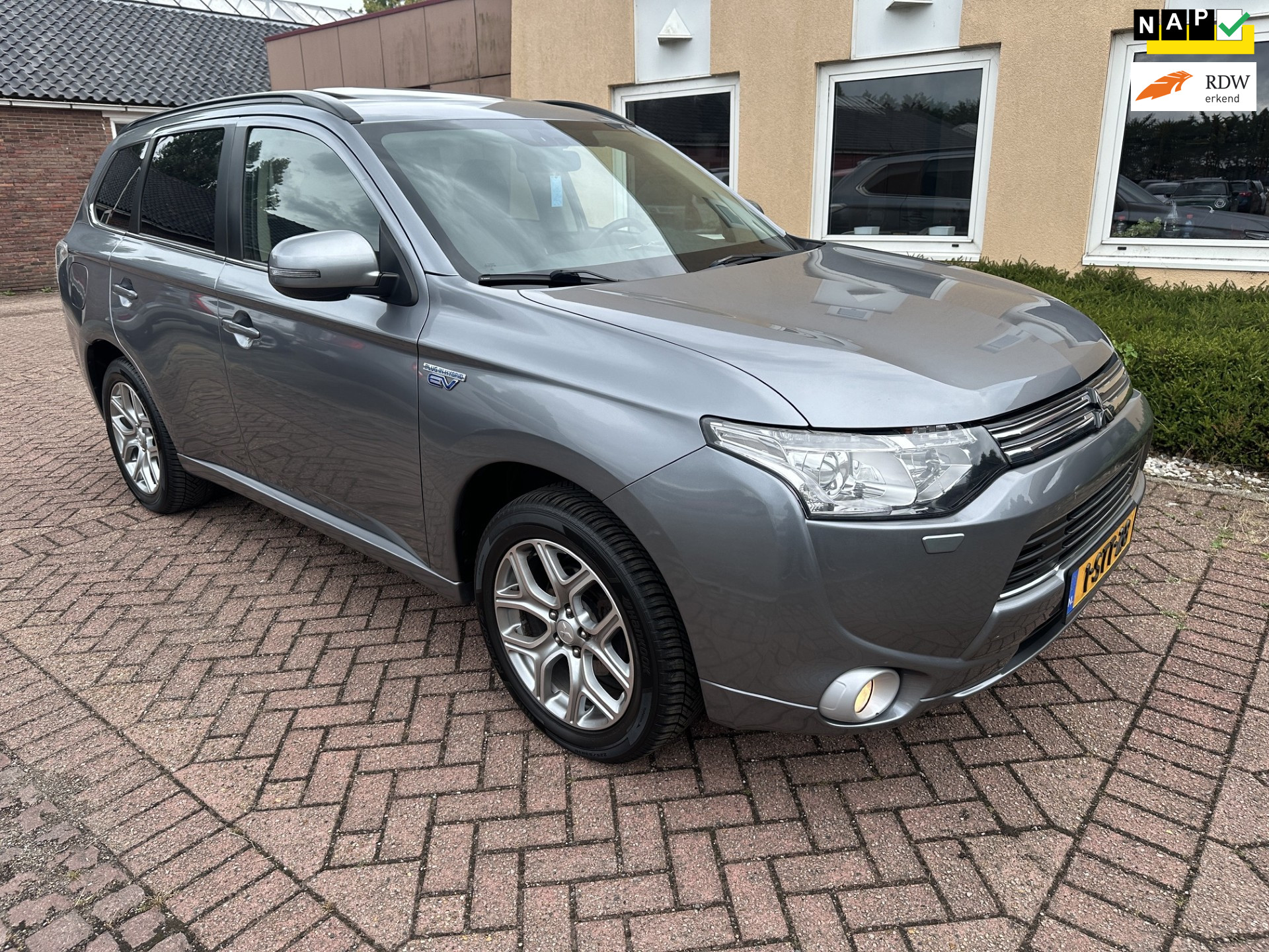 Mitsubishi Mitsubishi Outlander 2.0 PHEV Instyle NAVI OPENDAK LEER NAP 2013 - voorkant