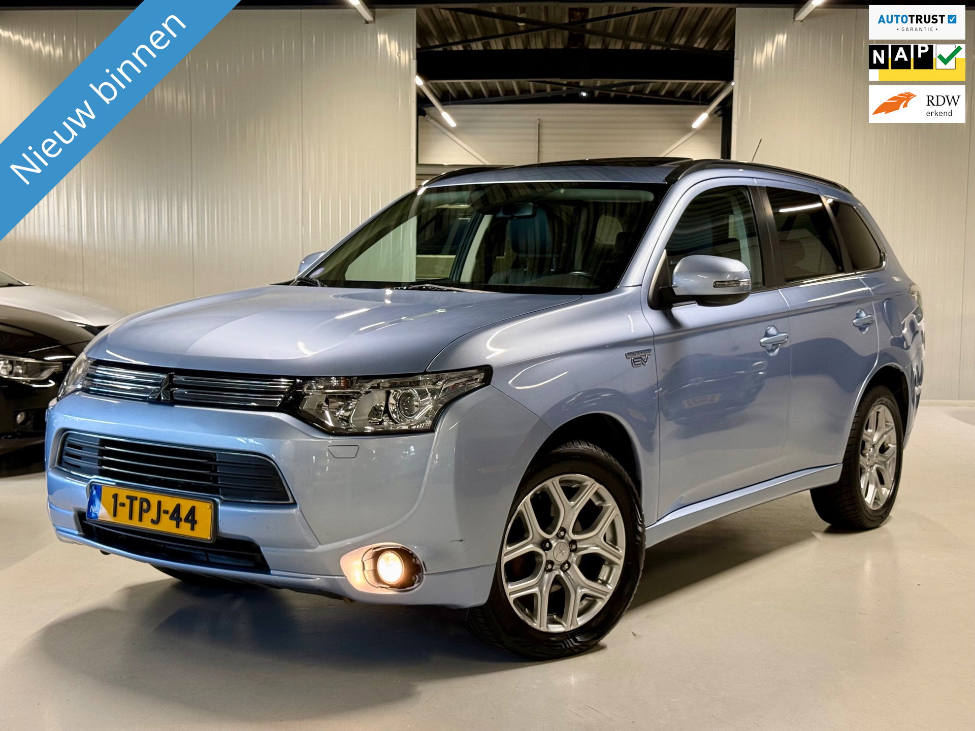 Mitsubishi Mitsubishi Outlander 2.0 PHEV instyle+ Opendak|Camera|Trekhaak!!! 2014 - voorkant