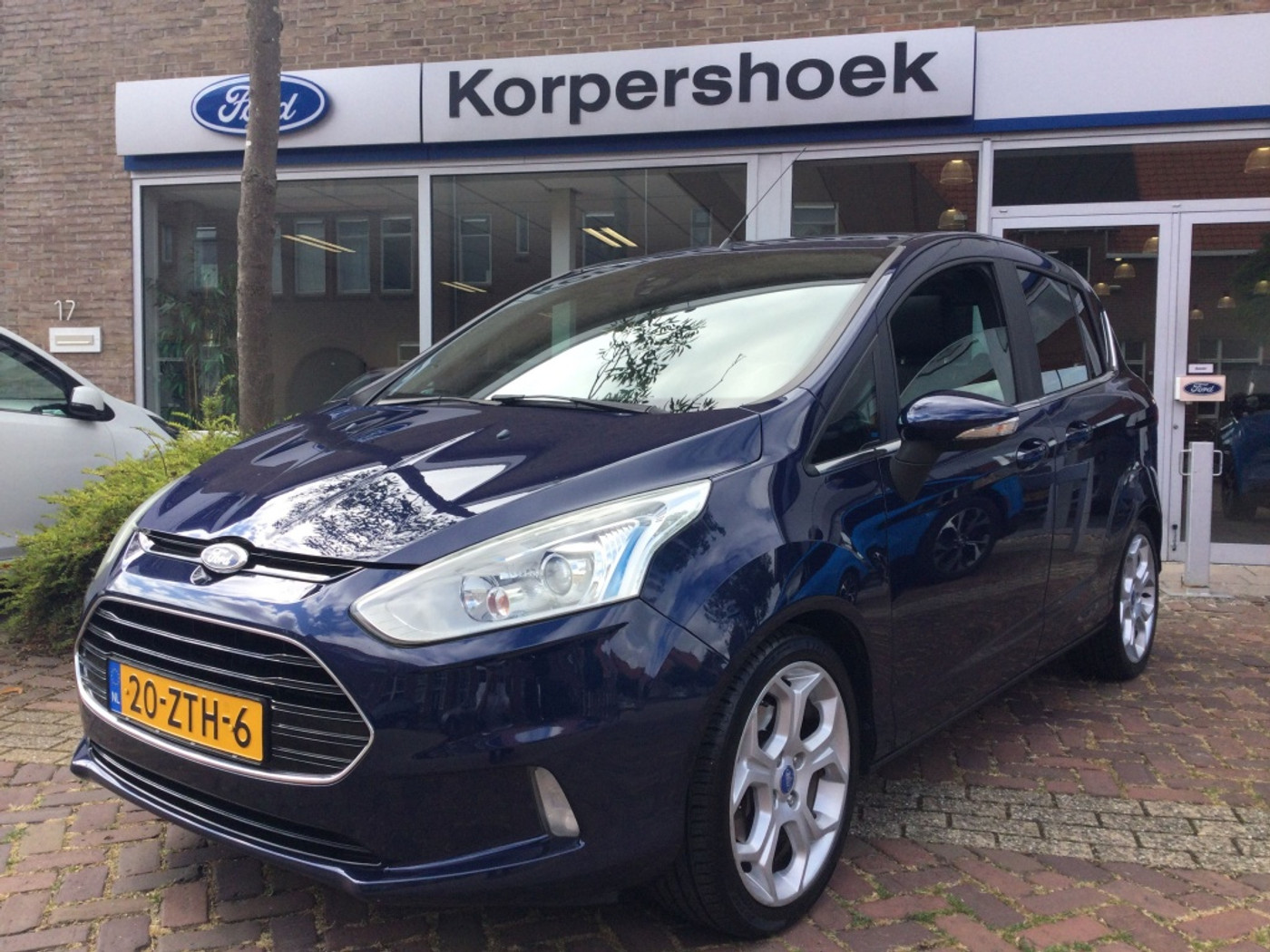 Ford B-max 1.0 EcoB. 120 pk Titanium | Trekhaak | Pano. 2013 - voorkant