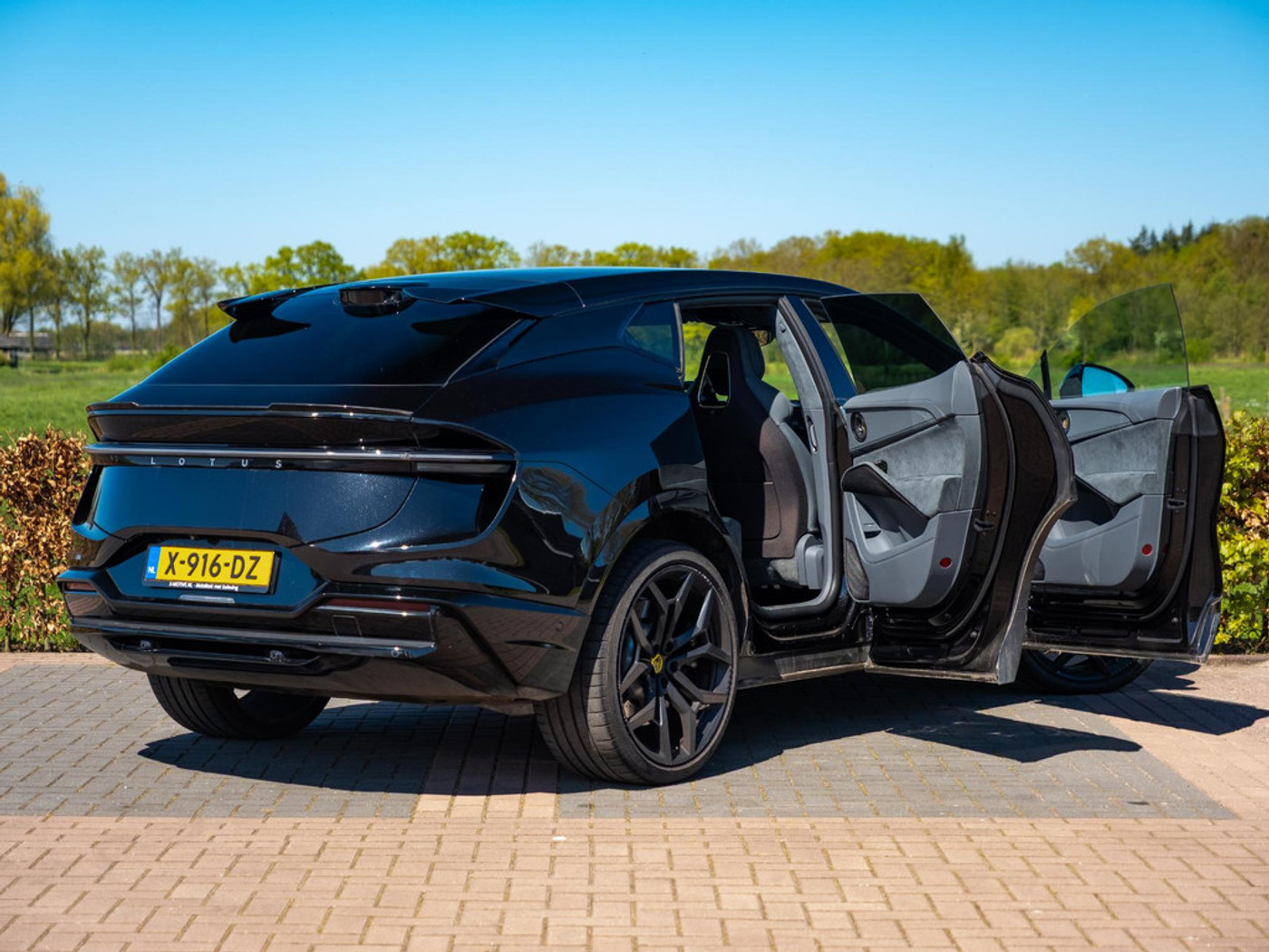Foto van Lotus Eletre