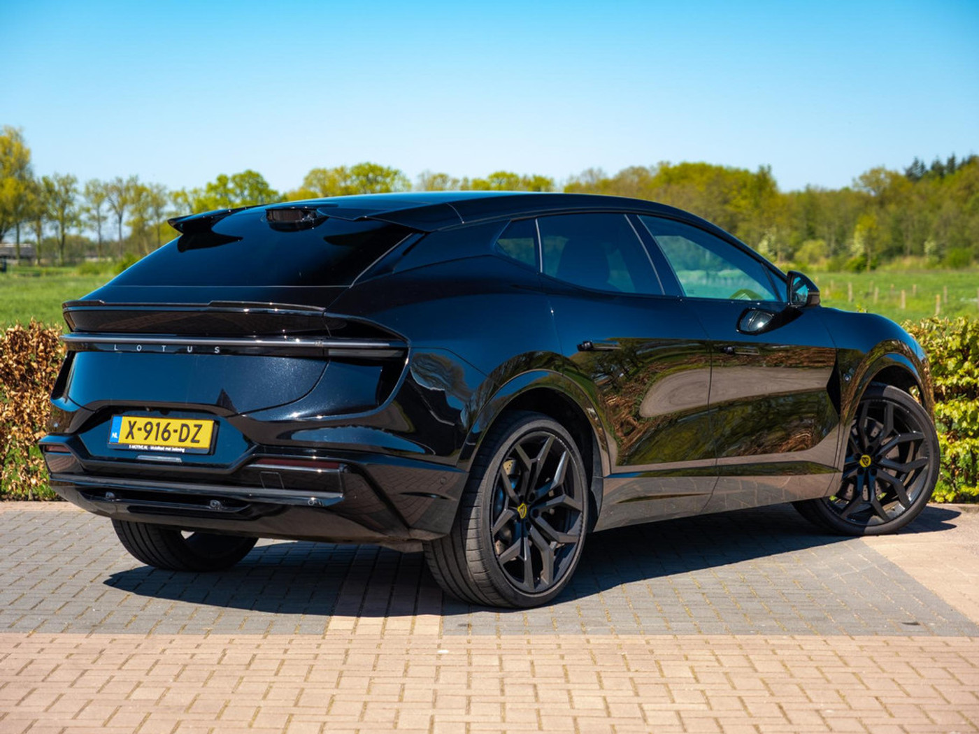 Foto van Lotus Eletre