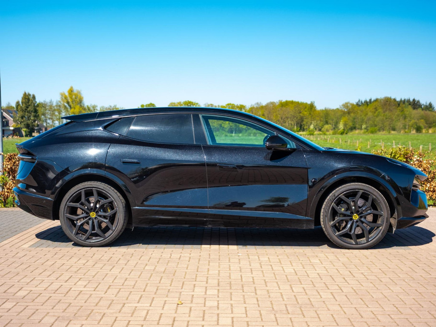 Foto van Lotus Eletre