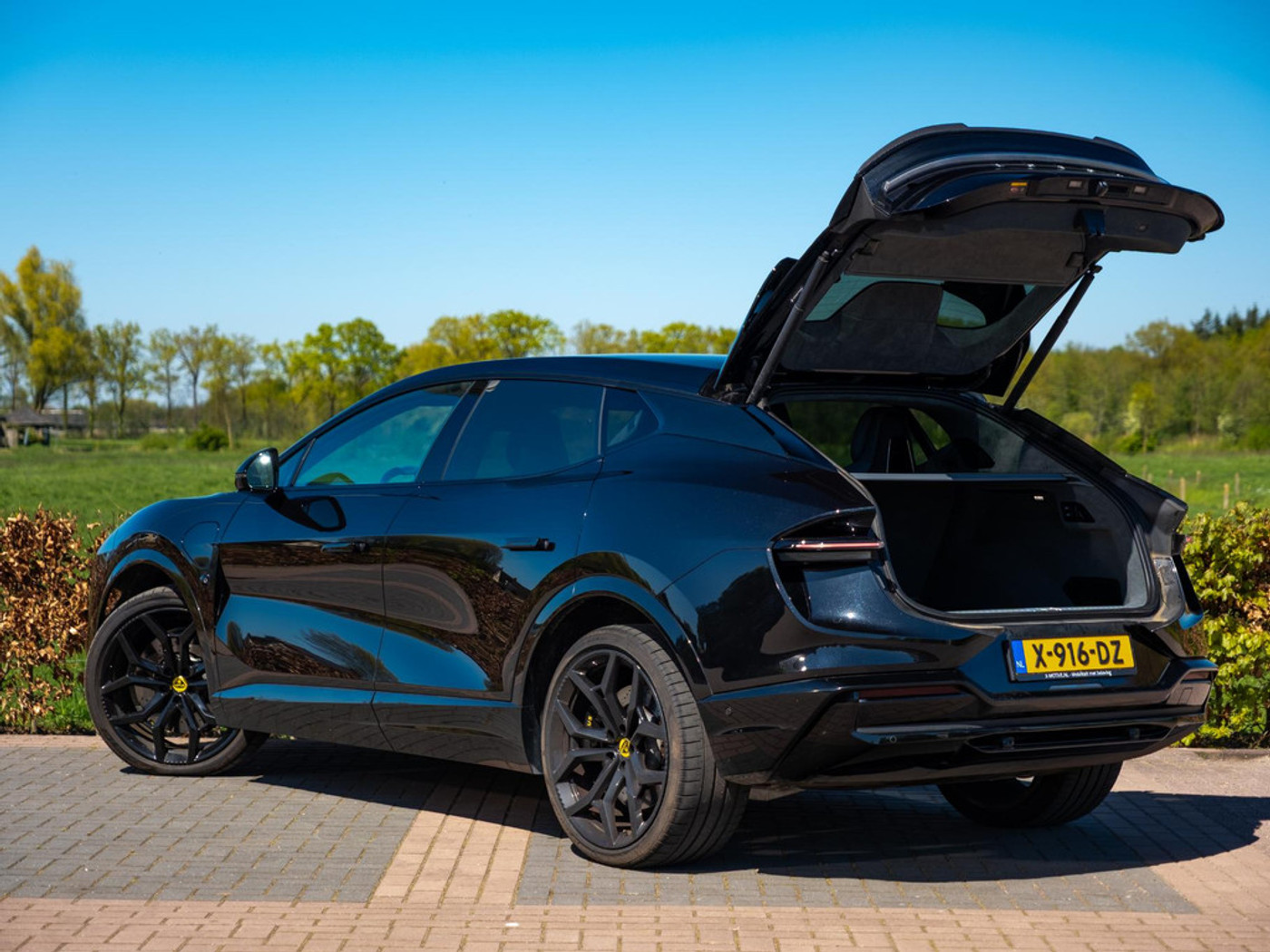 Foto van Lotus Eletre