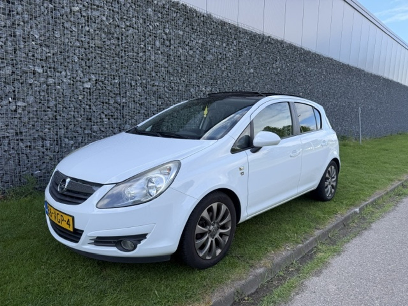 Opel Corsa 1.4-16V 111 Edition Panorama | Airco 2010 - voorkant