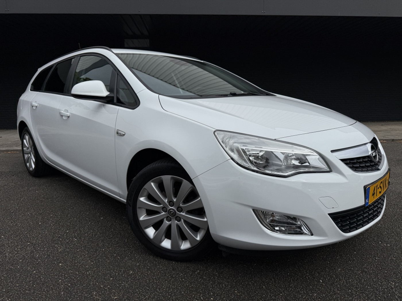 Opel Astra Sports Tourer 1.4 Turbo Edition 2011 - voorkant