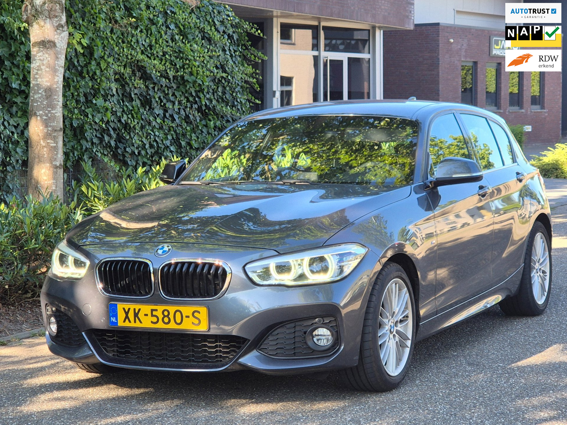 BMW 120i 120i High Executive M Sport Apple CarPlay Trekhaak LED NAP Dealer onderhouden RIJKLAAR 184pk 2019 - voorkant
