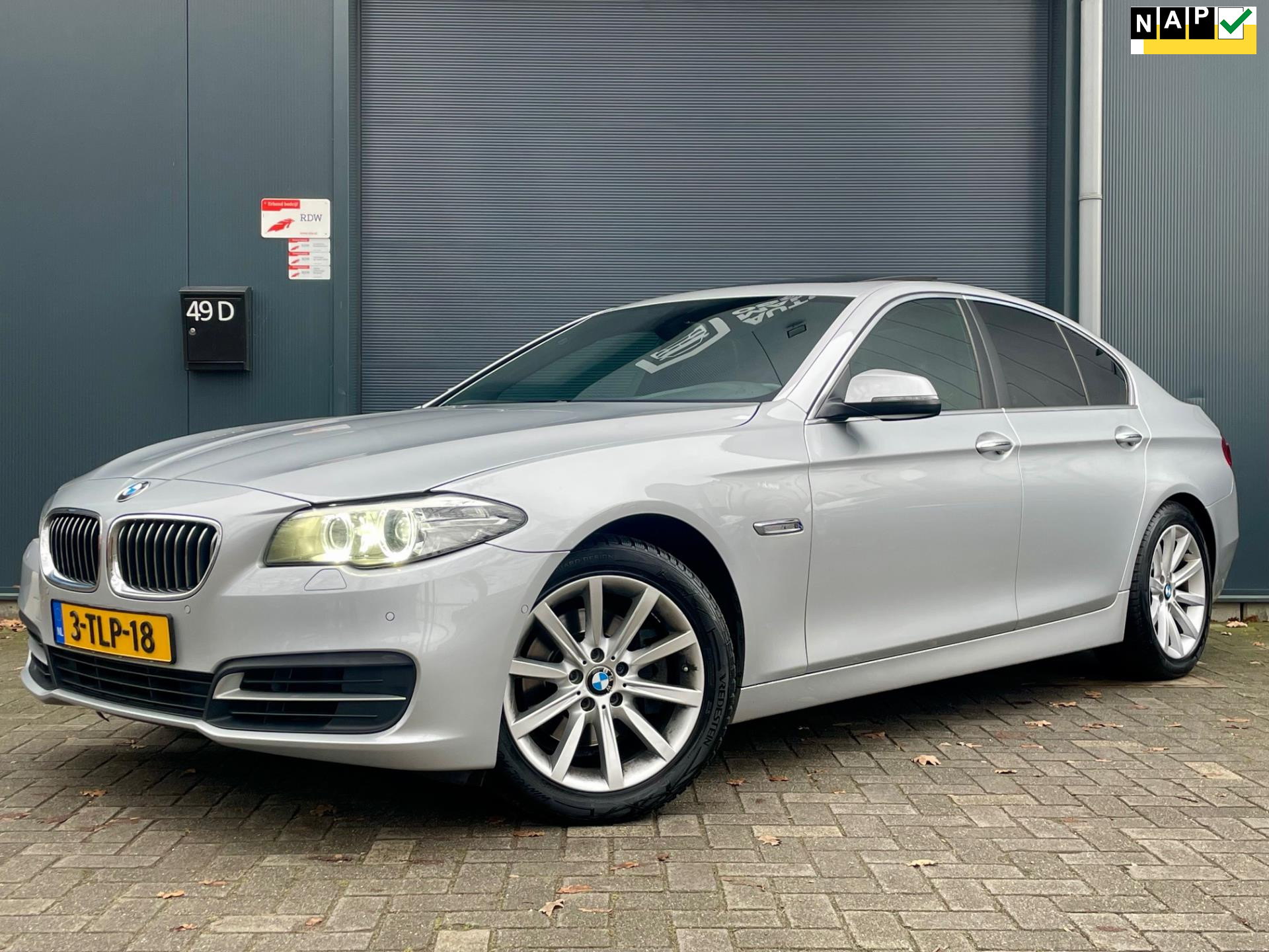 BMW 520i 520i Luxury Edition NAP DIGITAAL COCKPIT  MEMORYSEAT LEER DAKJE TREKHAAK PREMIUM AUDIO CRUISE BLUETOOTH CLIMA 2014 - voorkant