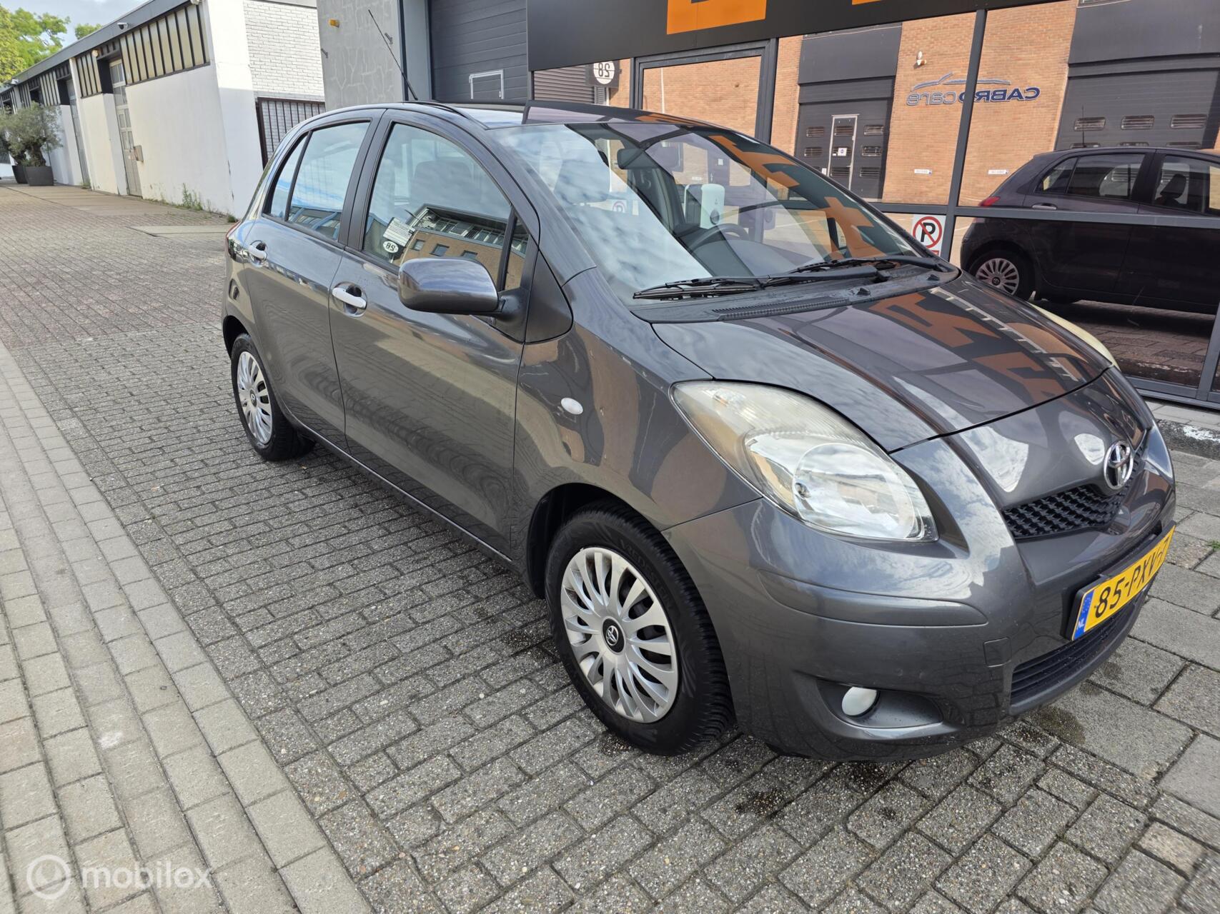 Toyota Toyota Yaris 1.3 VVTi Aspiration Automaat 2011 - voorkant
