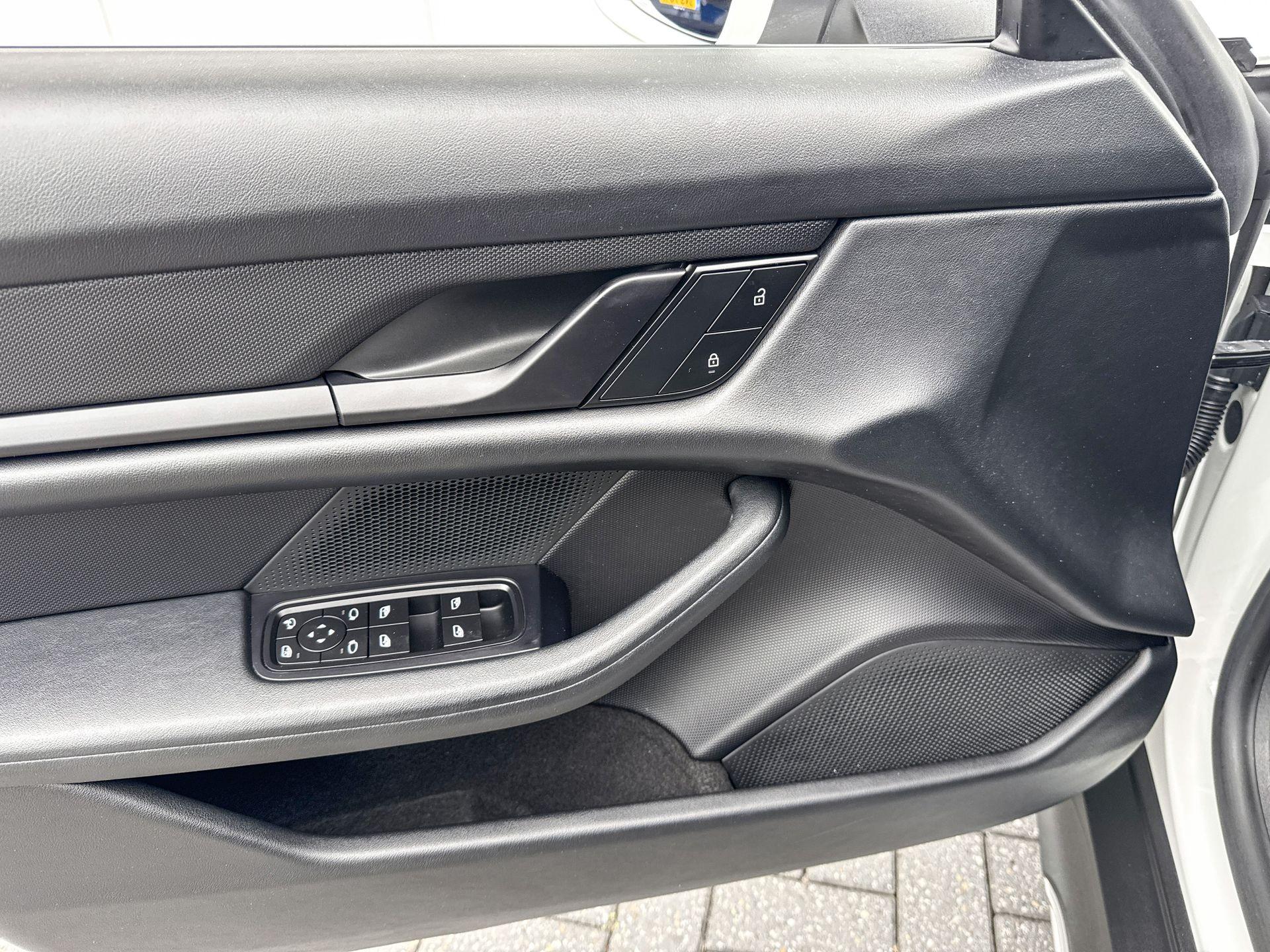 Foto van Porsche Taycan 4
