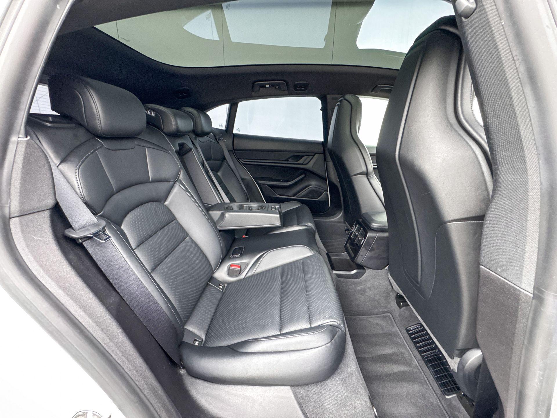Foto van Porsche Taycan 4