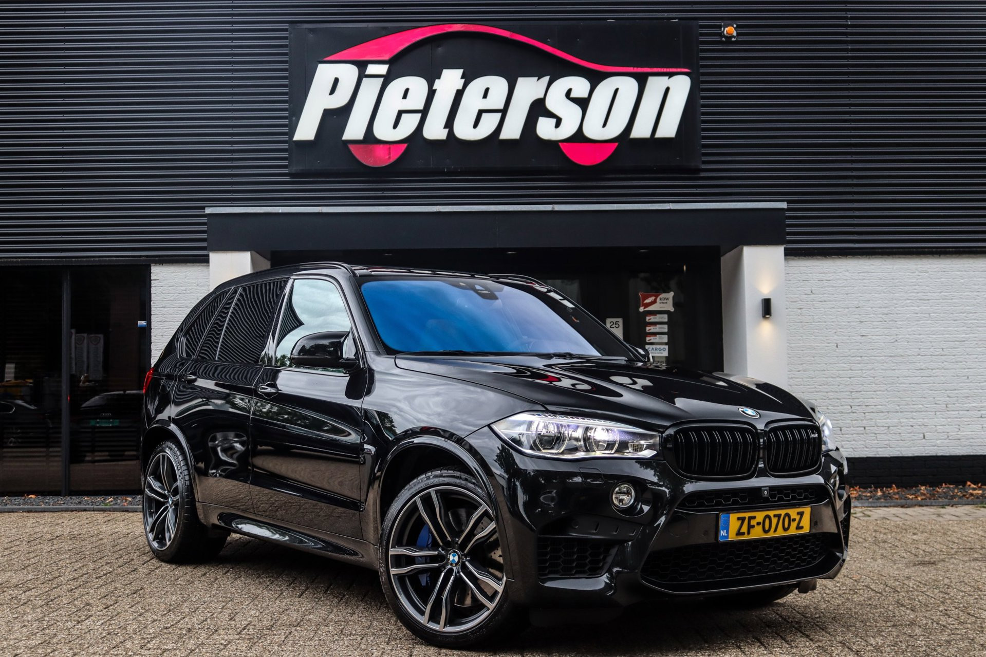 BMW X5 M M DRIVERS PACKAGE PERFECTE STAAT ALLE OPTIES 2e EIG 2015 - voorkant
